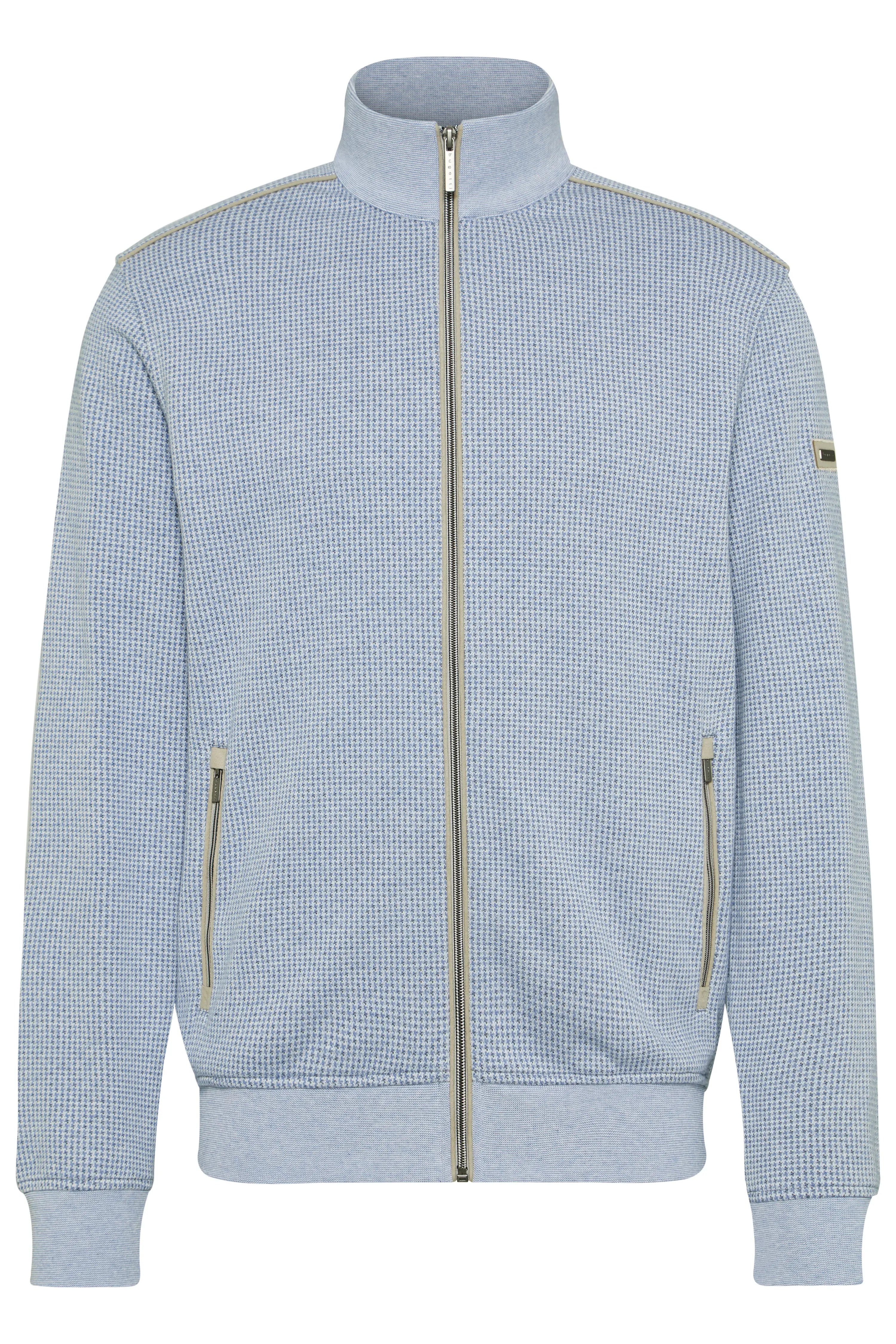 Blauer bugatti Cardigan mit Reißverschluss und dezentem Muster, Büstenaufnahme.