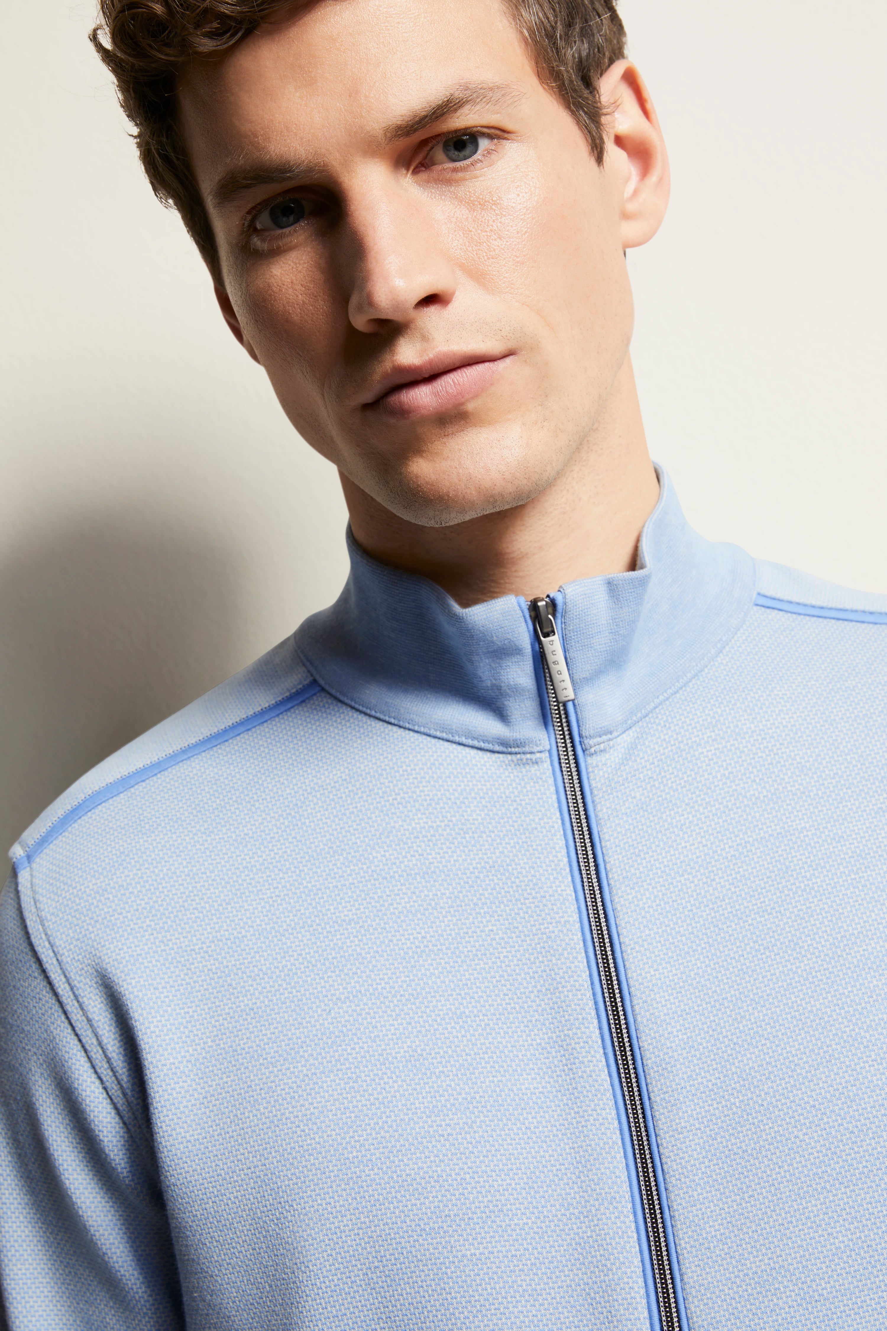 Hellblaue bugatti Sweatjacke mit Reißverschluss, Büstenbild.