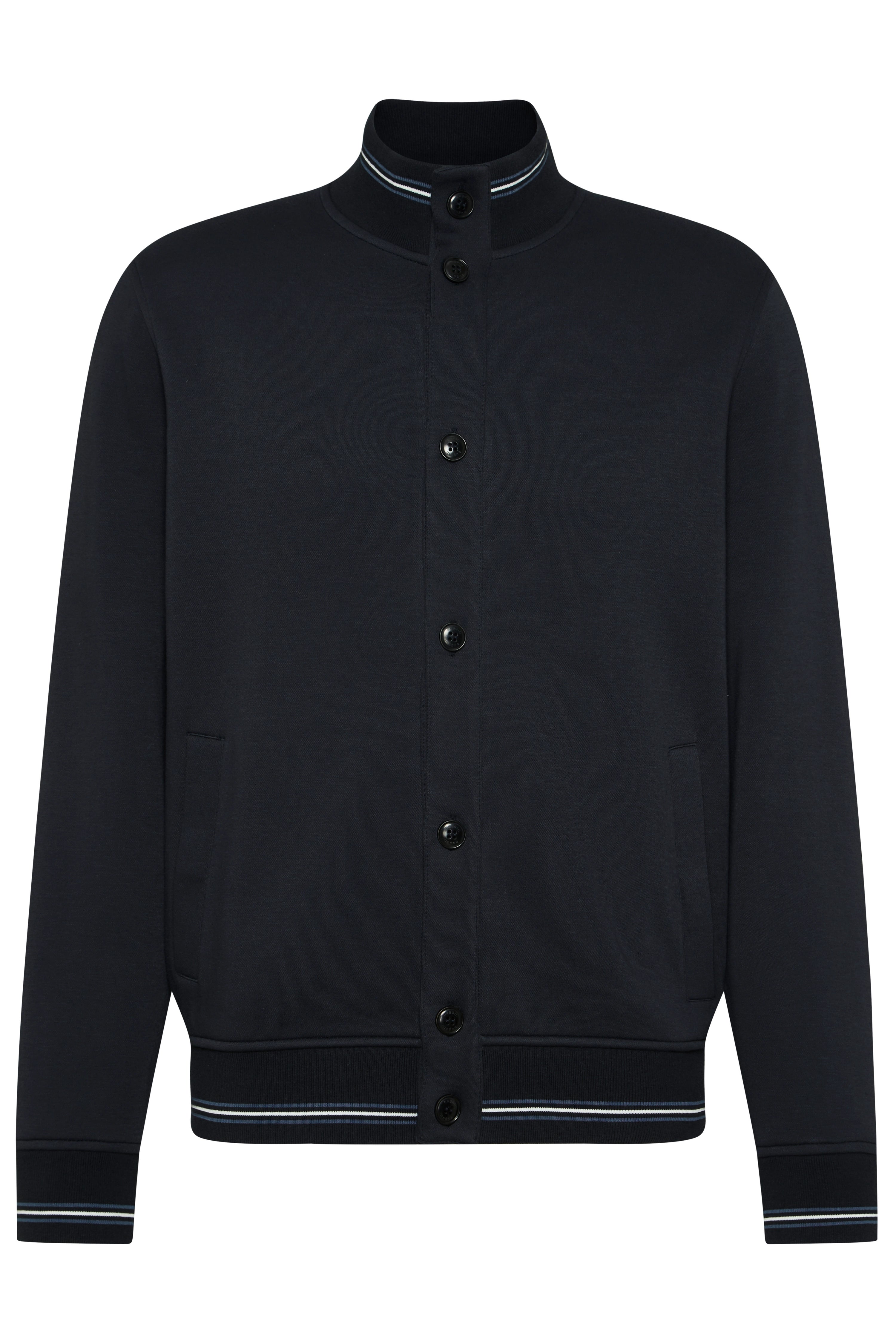 Schwarze bugatti Jacke, Stehkragen, Knopfleiste, legeres Büstenbild.