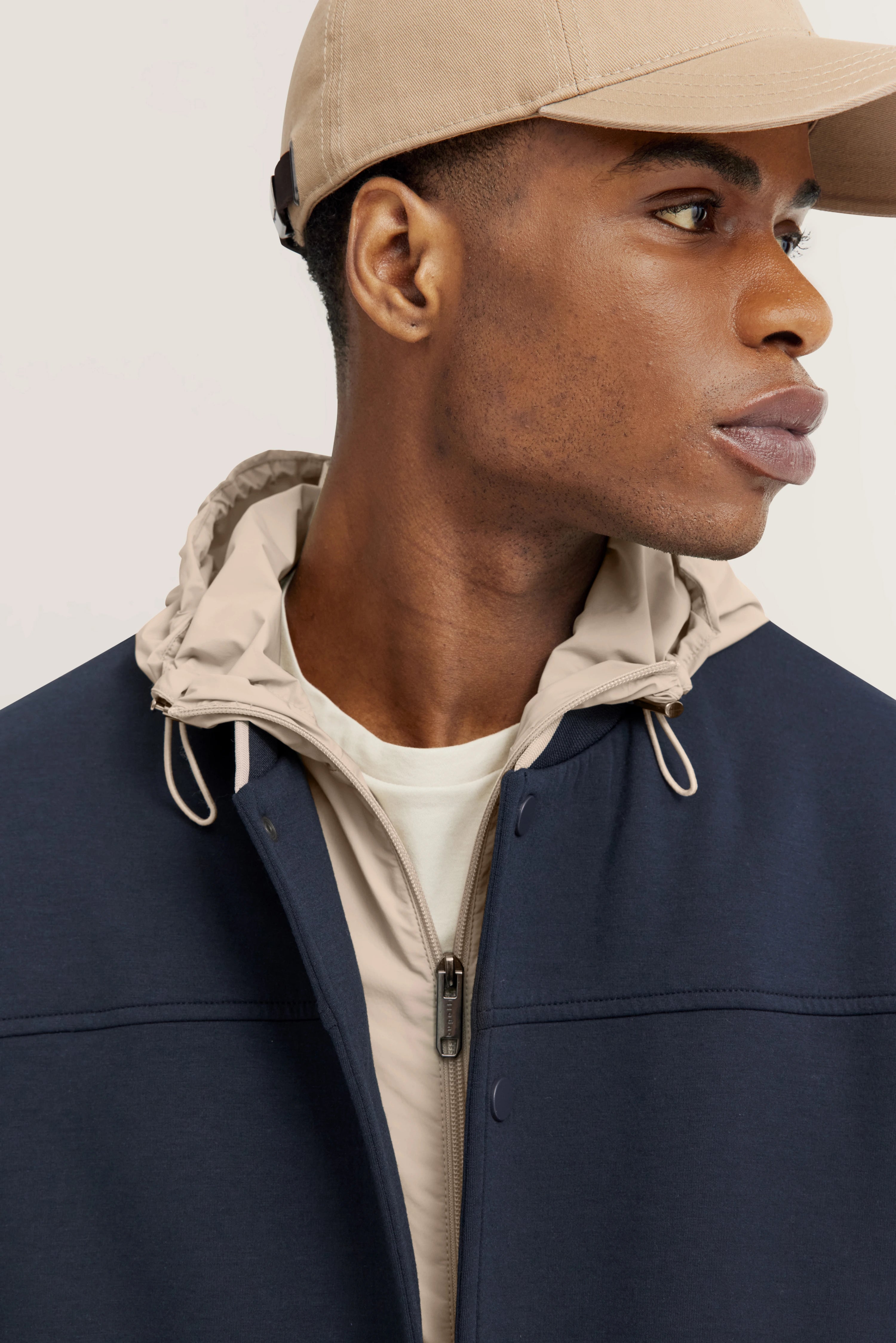 Navy bugatti Jacke mit Kapuze, Büstenbild, stilvolles Design, hochwertige Materialien.
