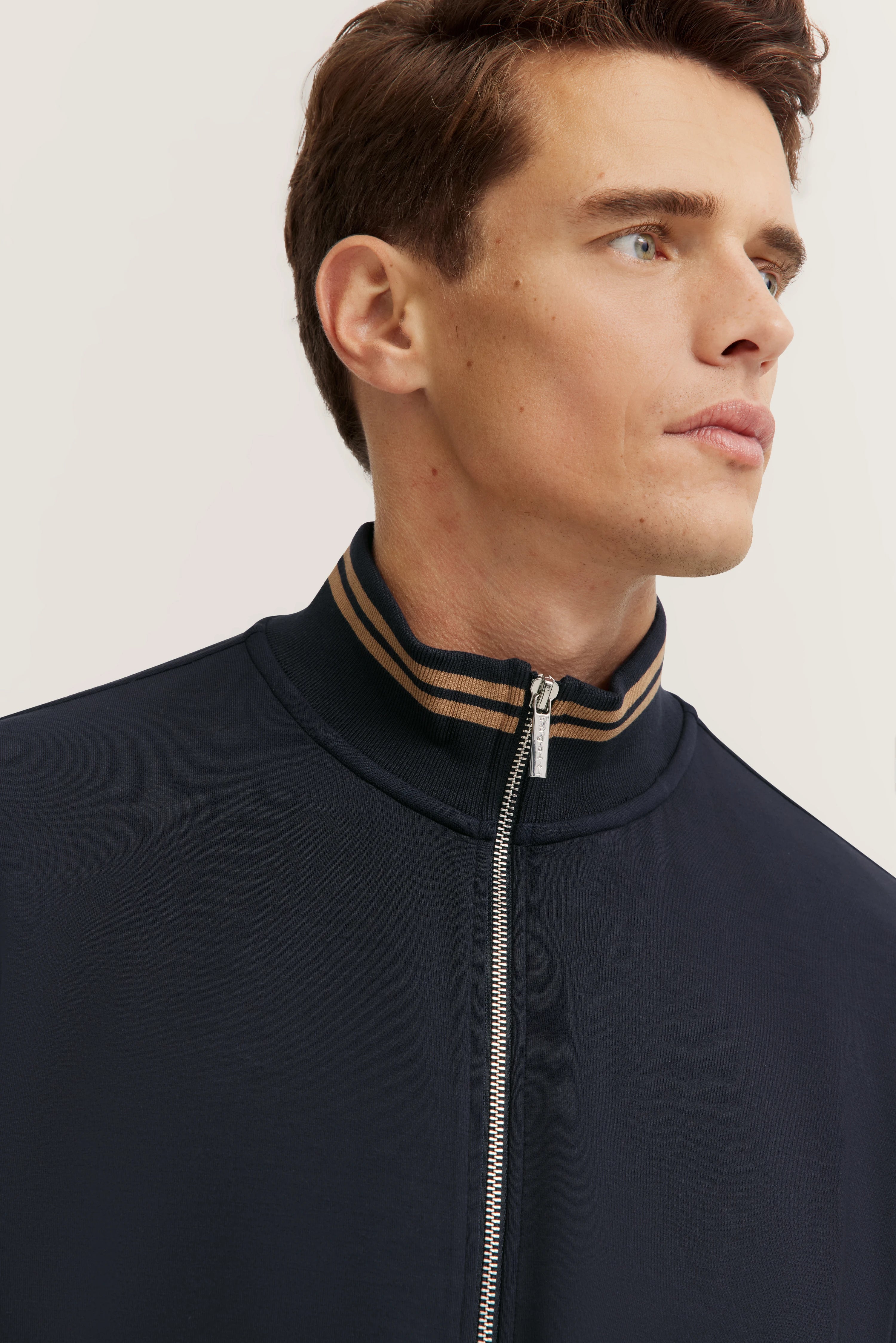 Navy Jacke mit Reißverschluss und gestreiftem Kragen, Modelbild, Seitenansicht.