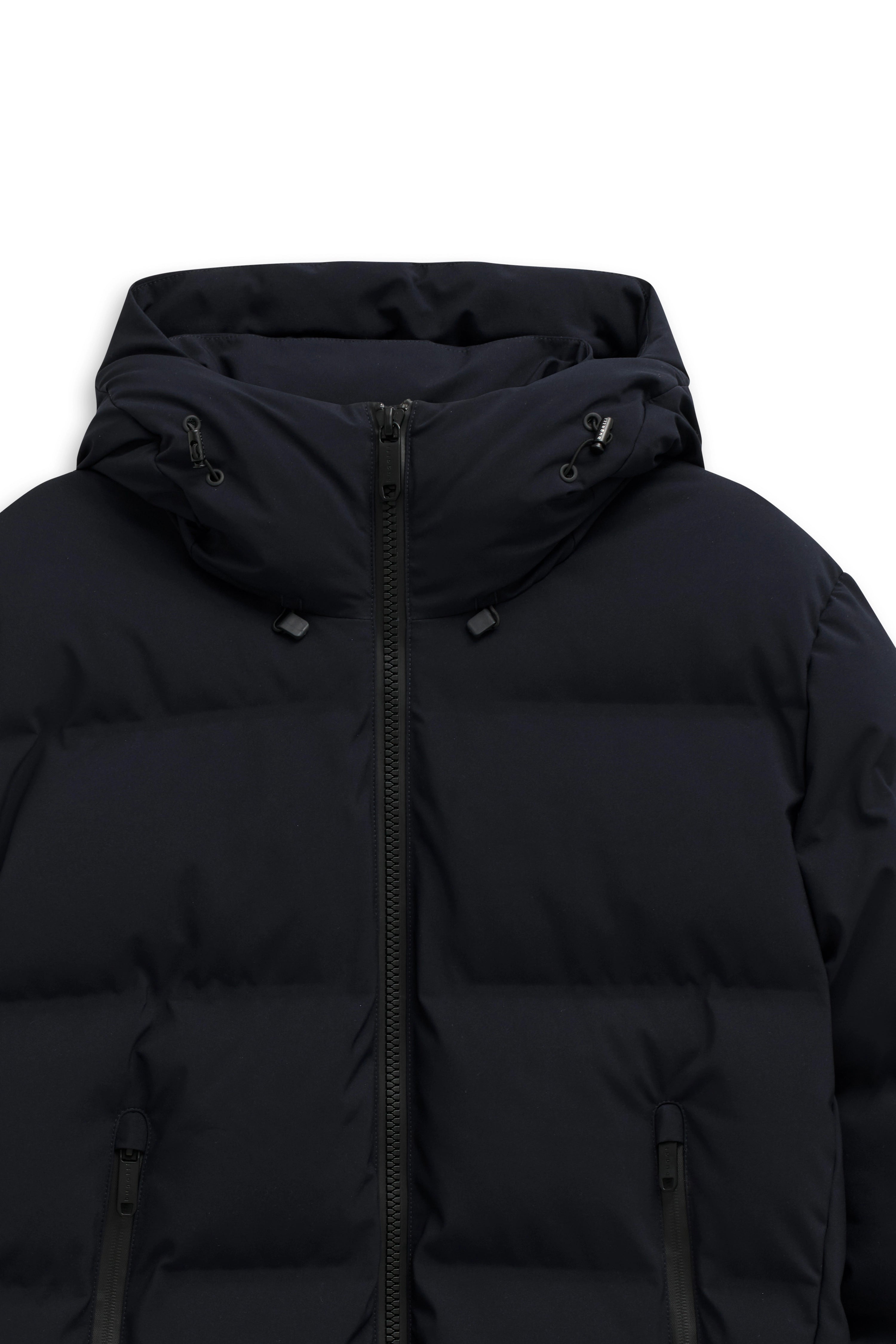Schwarze bugatti Daunenjacke mit Kapuze, Detailansicht, legeres Büstenbild.