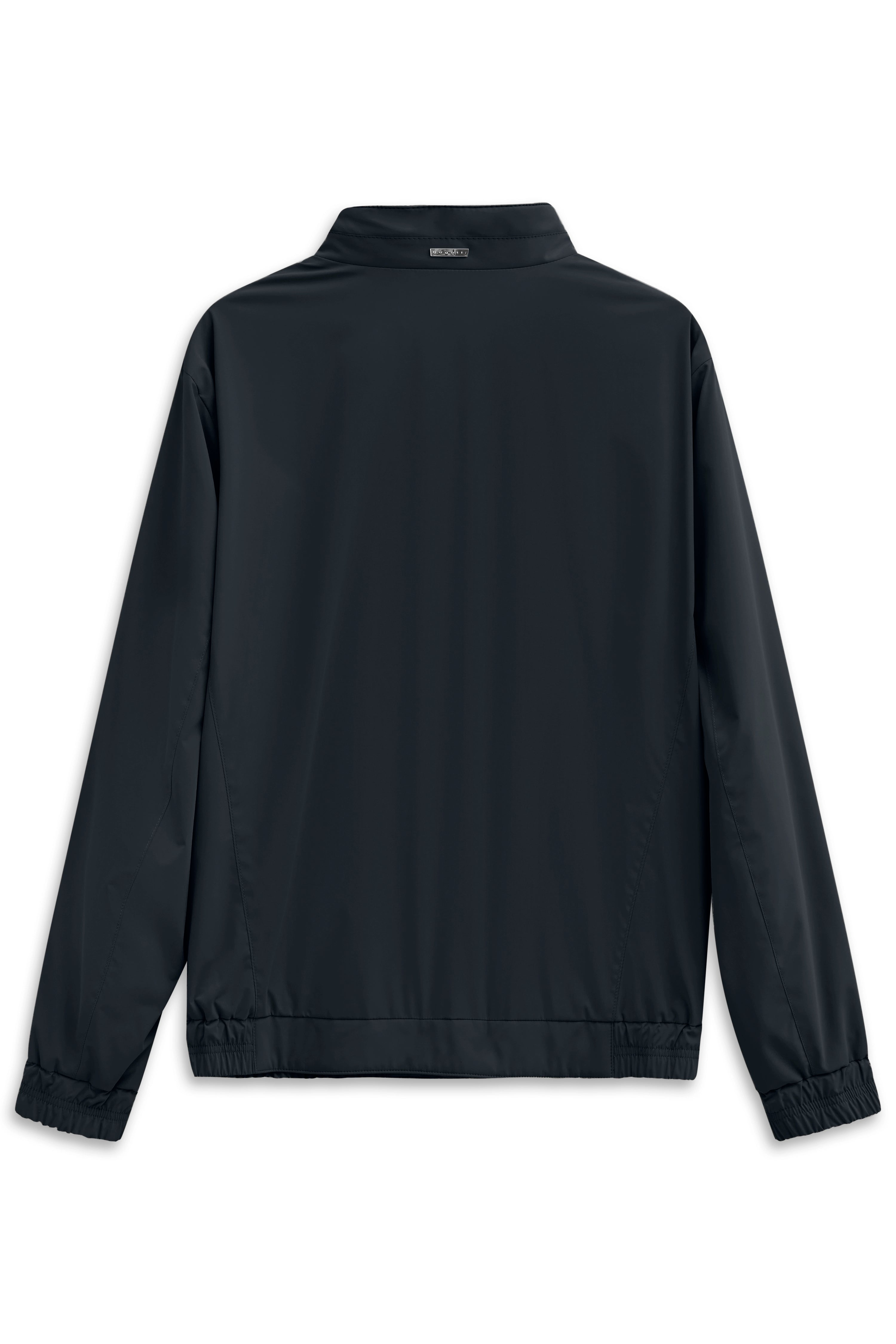 Schwarze bugatti Jacke, Rückansicht, legeres Design, glatte Oberfläche, elastischer Bund.