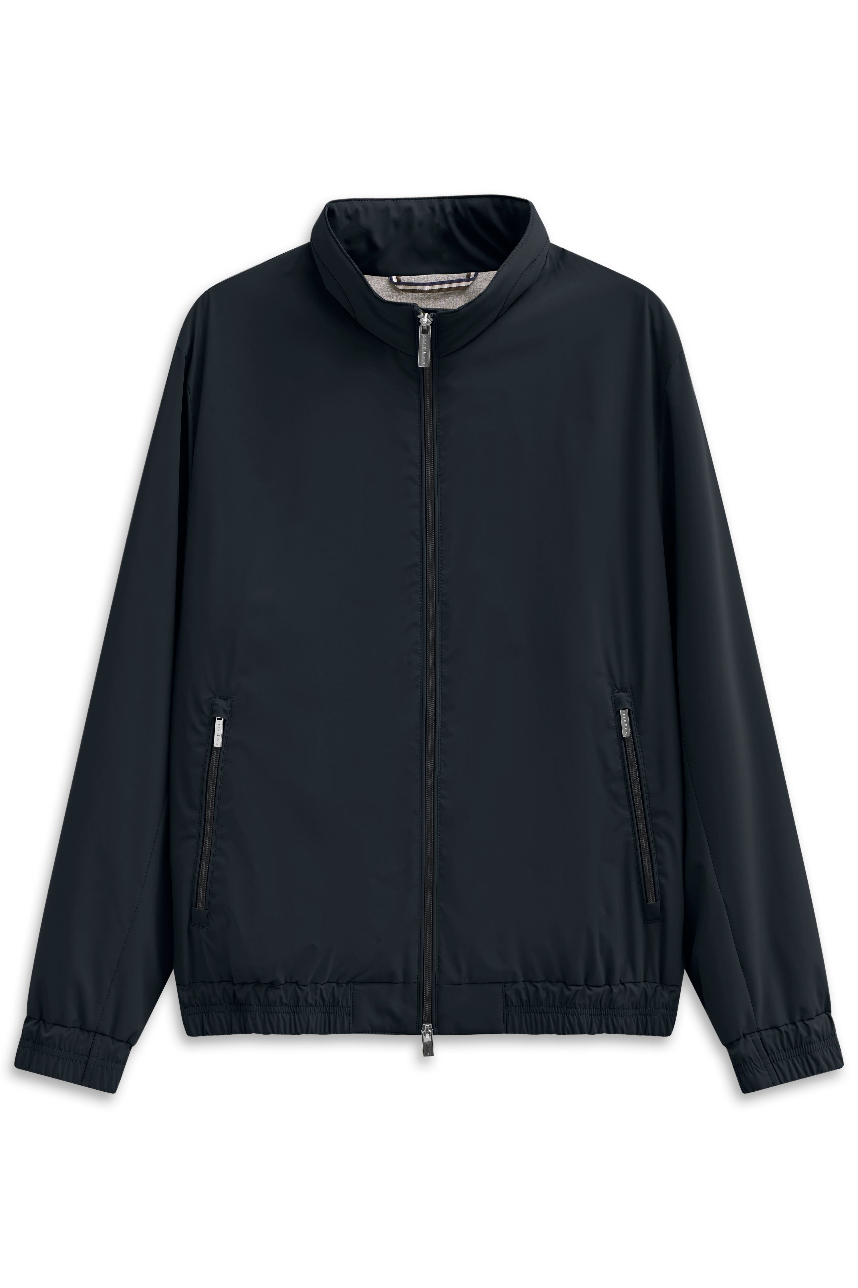 bugatti schwarze Jacke, schlichtes Design, Büstenbild.