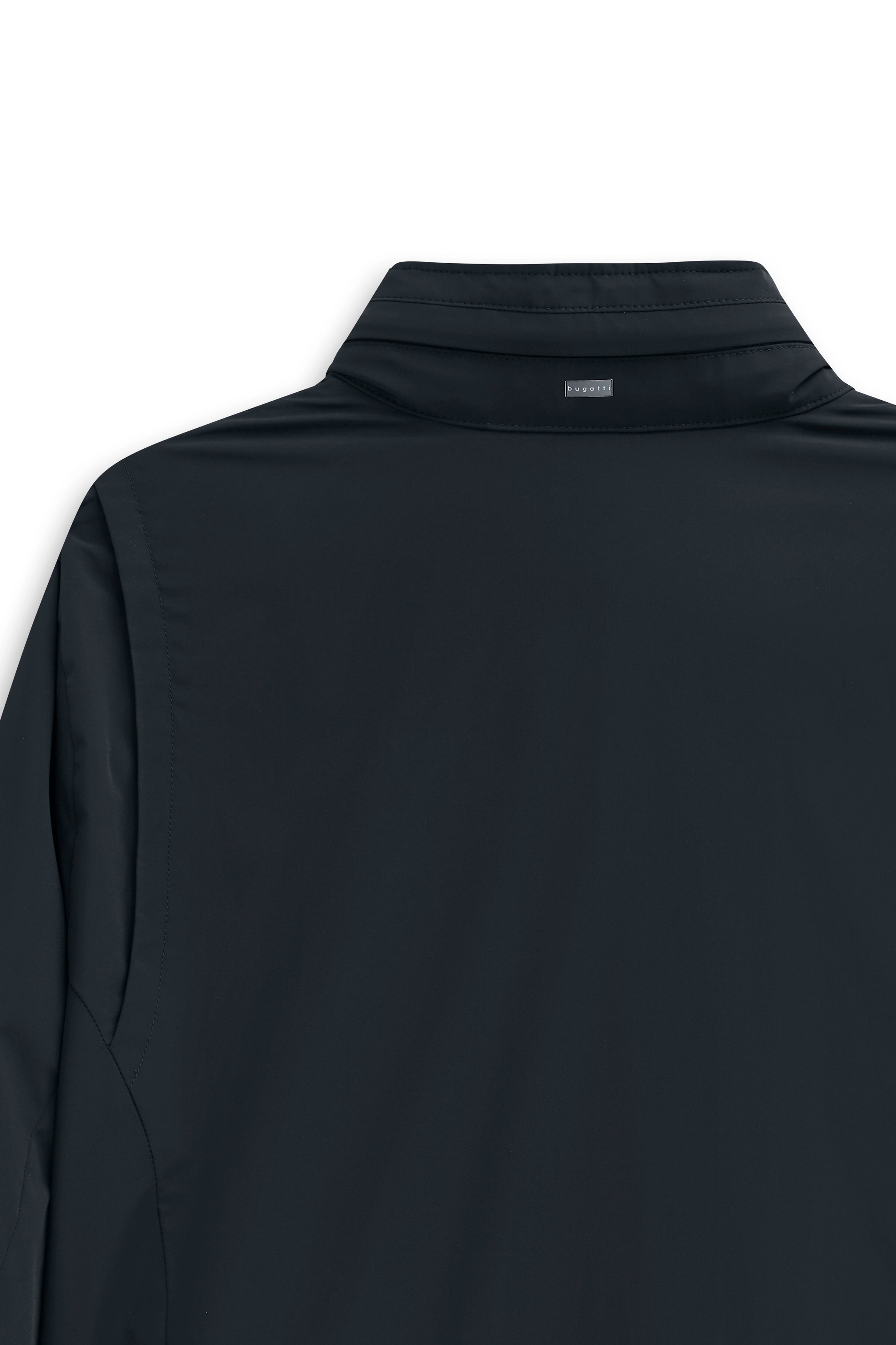Dunkelblaue bugatti Jacke, Rückansicht, Fokus auf Kragen und Logo, minimalistisches Design. Büstenbild.