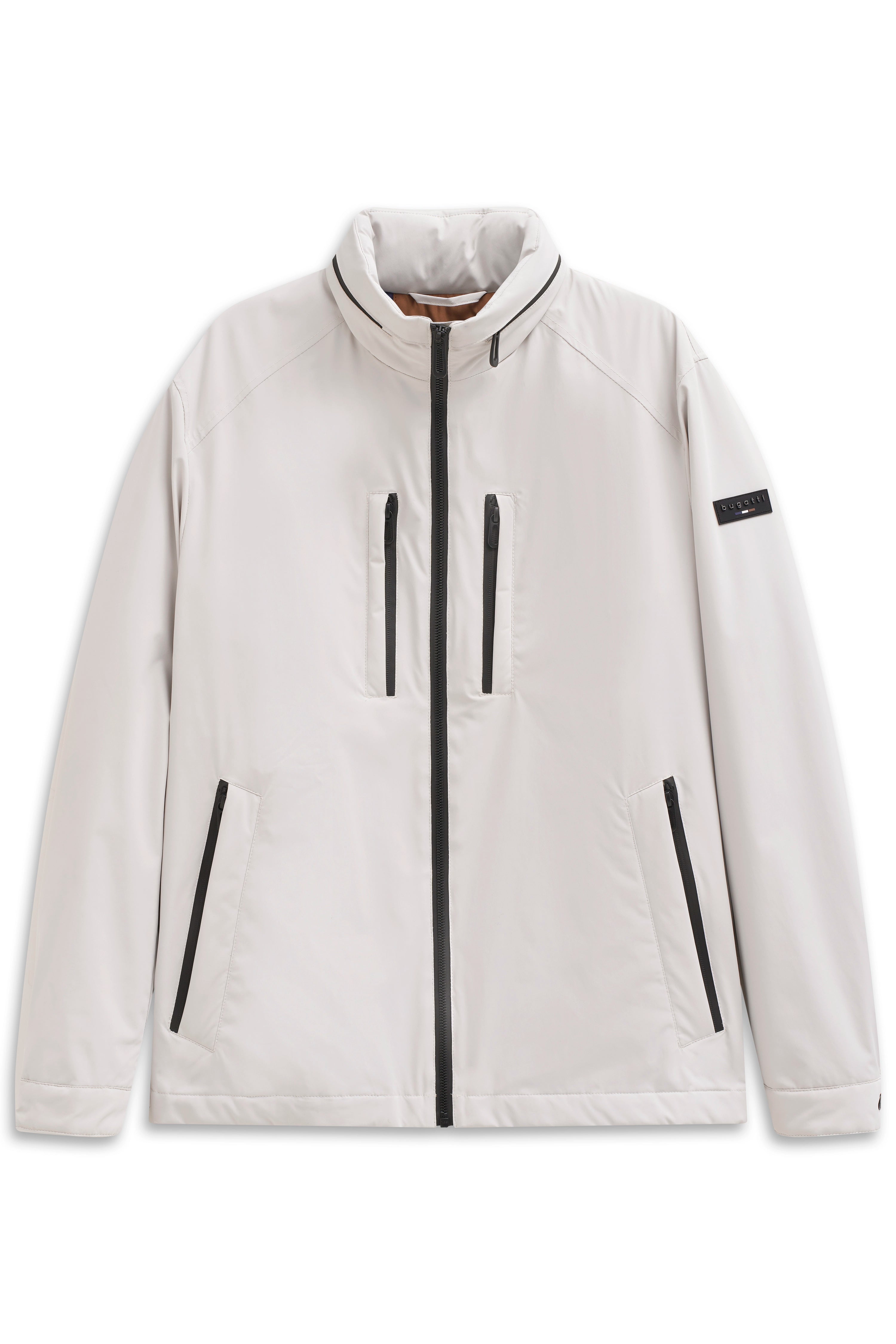 Weiße bugatti Jacke mit schwarzen Reißverschlüssen, Büstenbild.