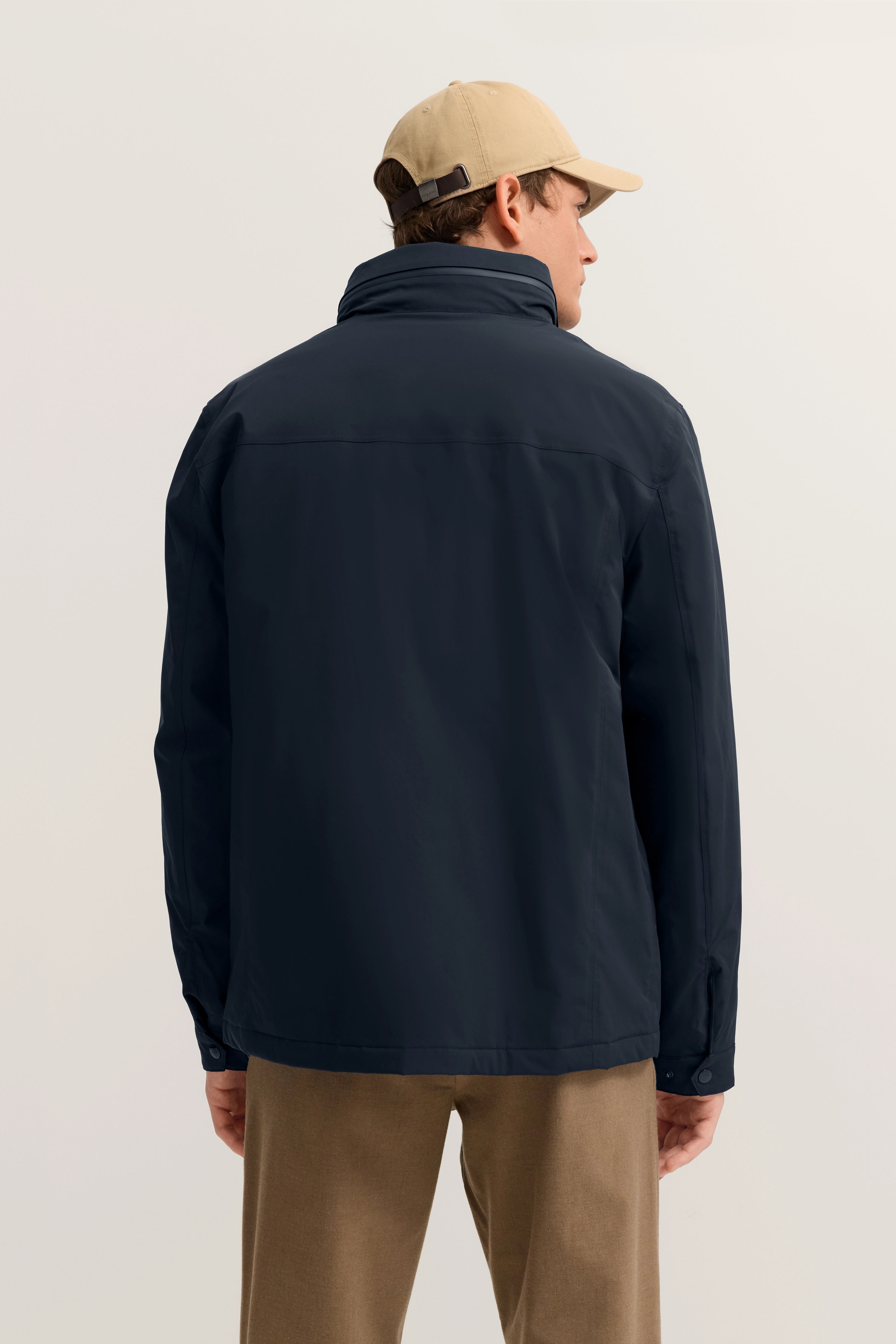  legeres, entsp. Posing.