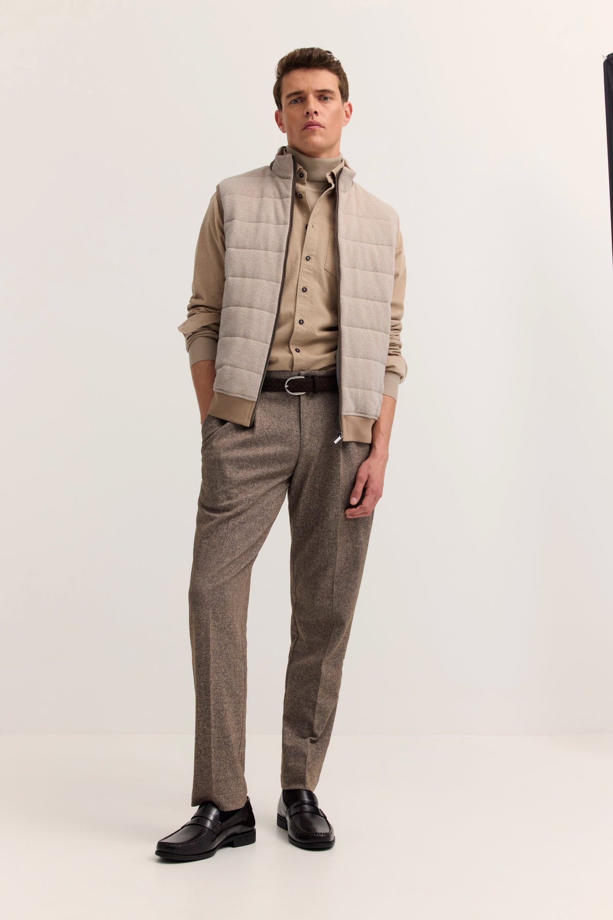 Elegantes Model mit beigem bugatti Outfit: Steppweste, Hemd, Hose