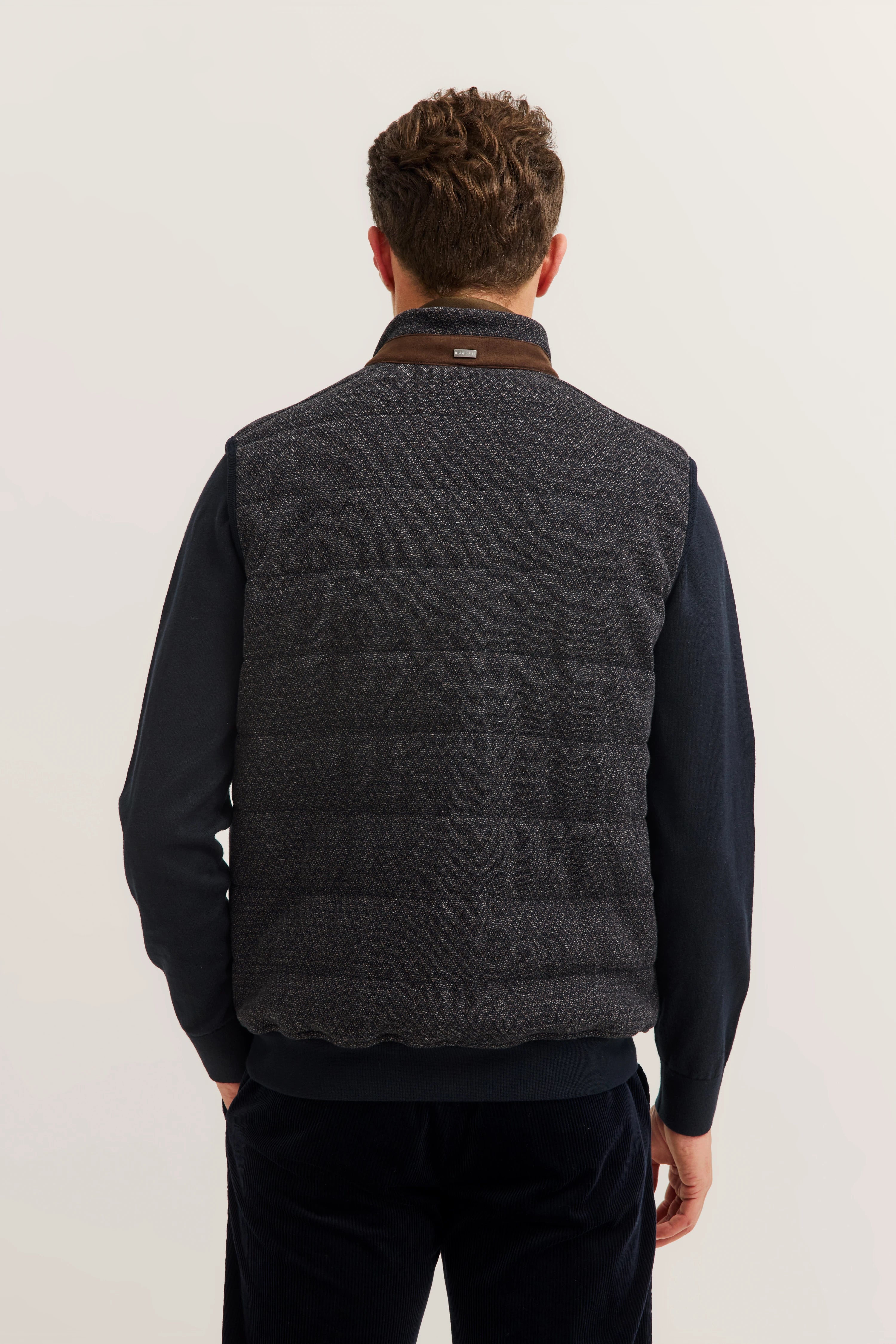 Herren in gestepptem, dunkelgrauem bugatti-Blouson, Rückansicht, legeres Outfit.