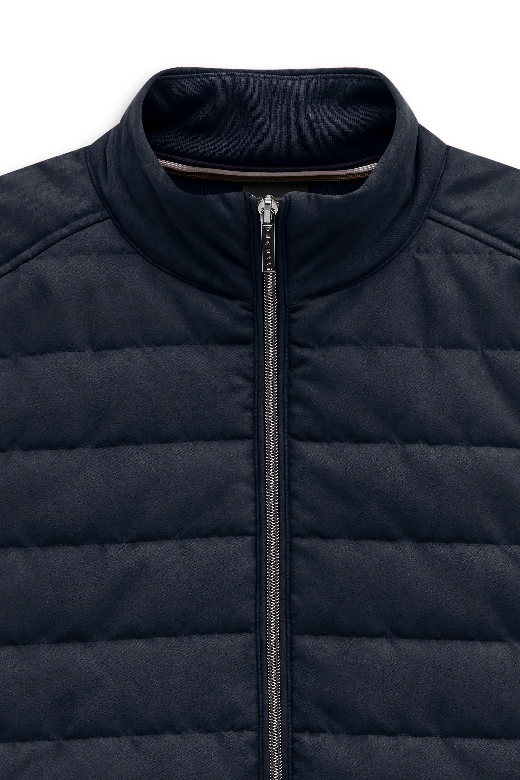 Dunkelblaue bugatti Steppjacke mit Stehkragen und Reißverschluss, Büstenbild.
