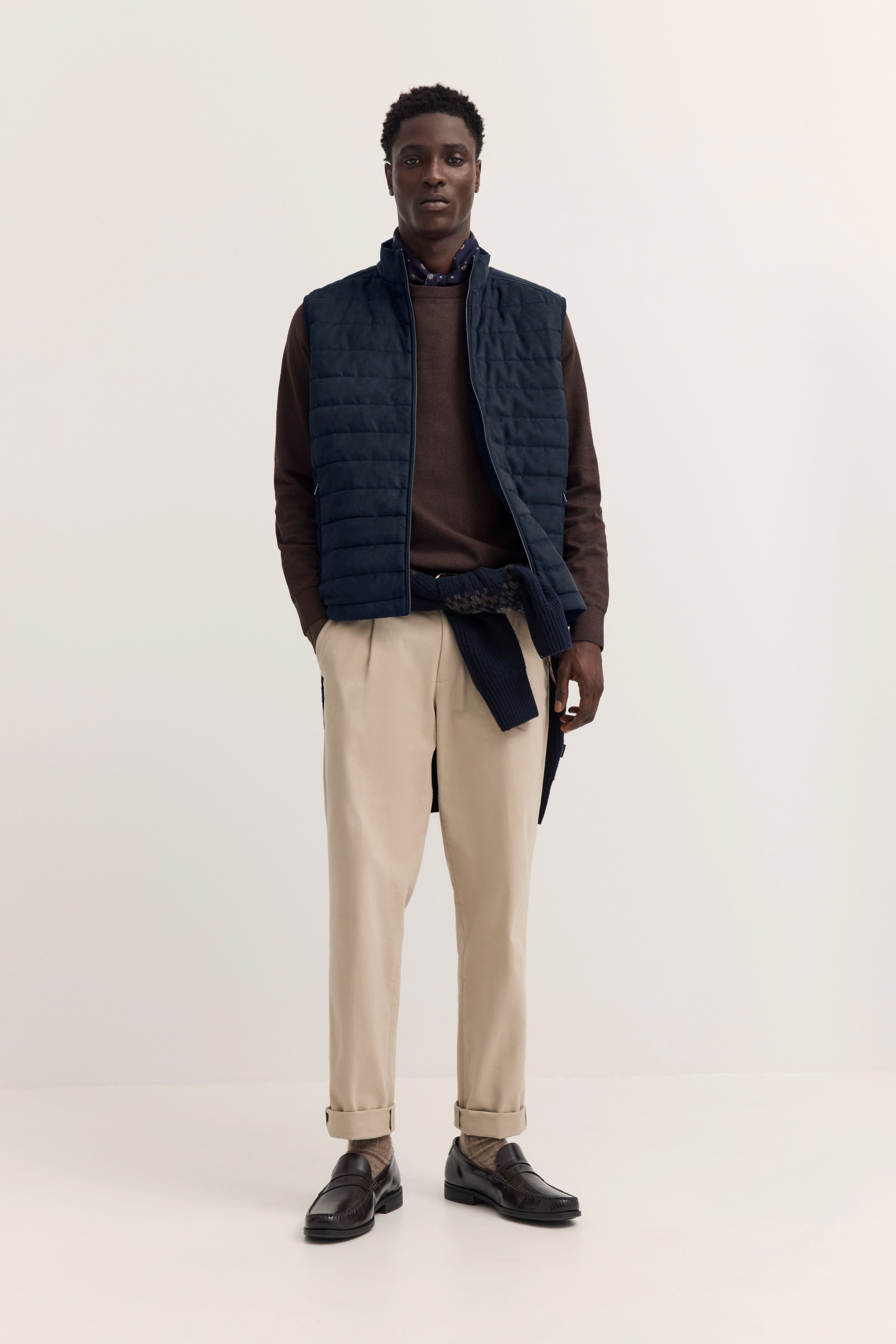 bugatti Modelbild, dunkelblaue Weste, brauner Pulli, Rückenansicht, eleganter Stil.