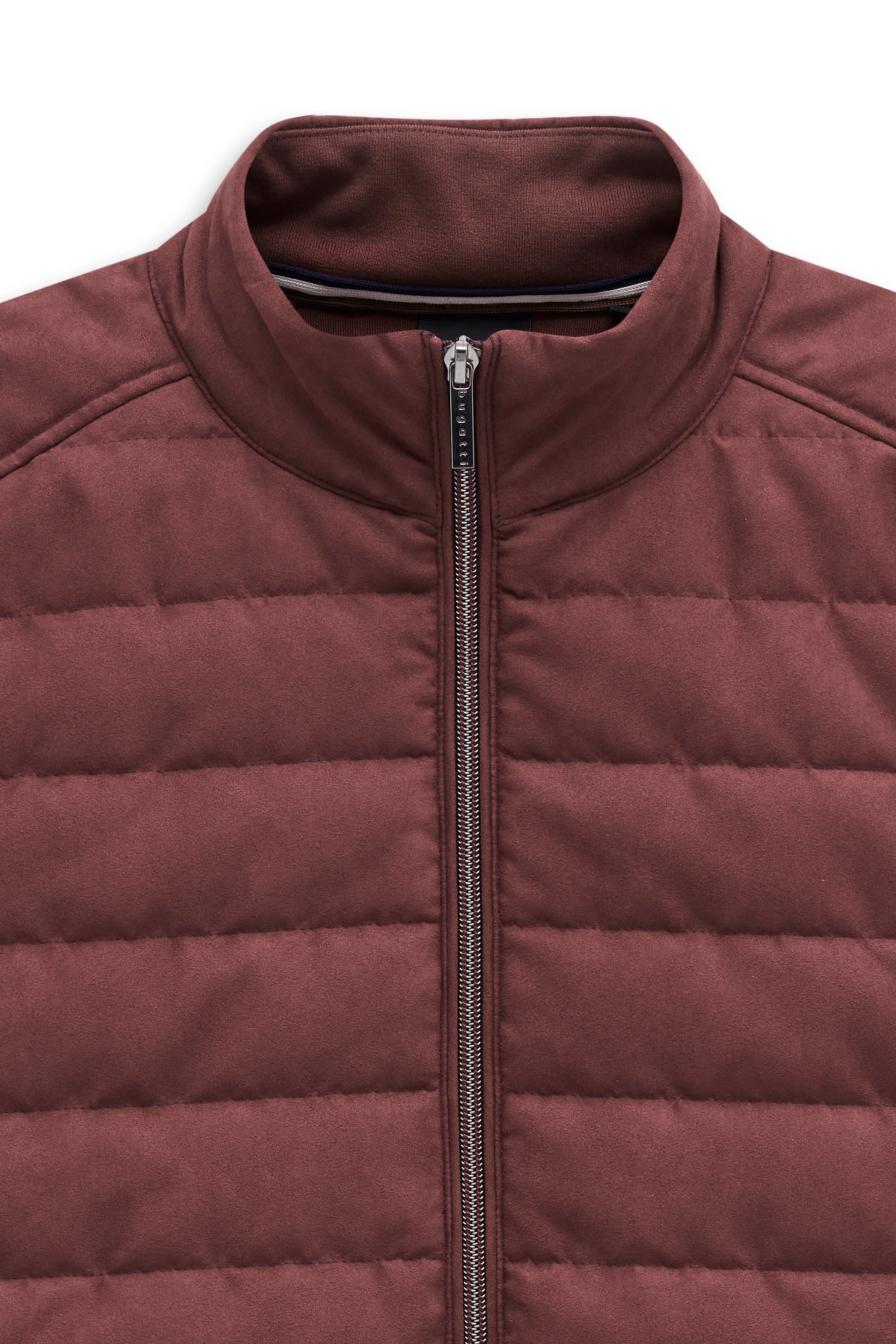 Bordeauxrote Steppjacke von bugatti, Detailaufnahme, Reißverschluss, Büstenbild.