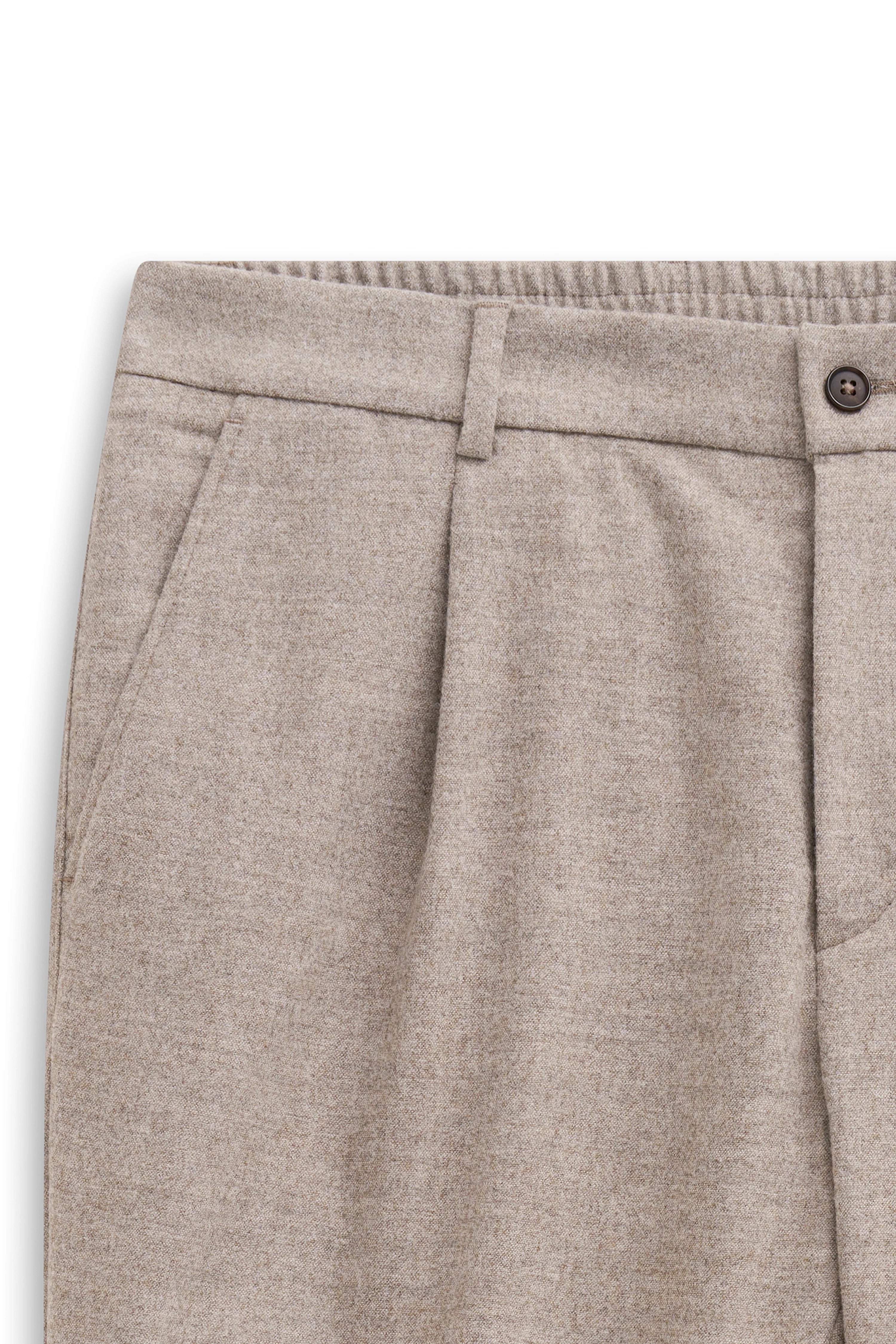 Beige bugatti Hose, Legerbild, aus weichem Material mit elastischem Bund und Knopfdetail.