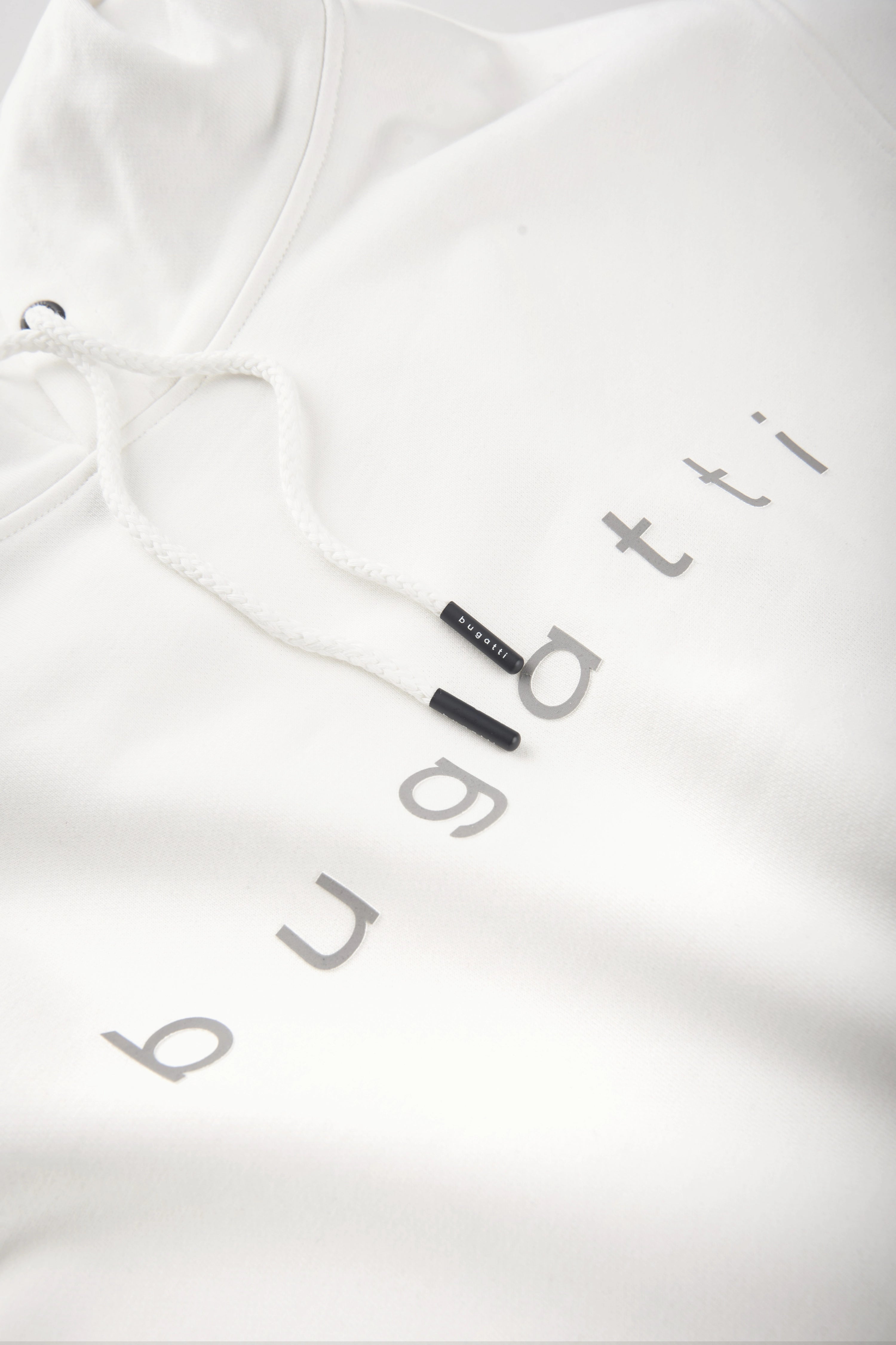 Weißer bugatti Hoodie mit grauem Logo-Print, Detailaufnahme der Kapuze mit Kordelzug.