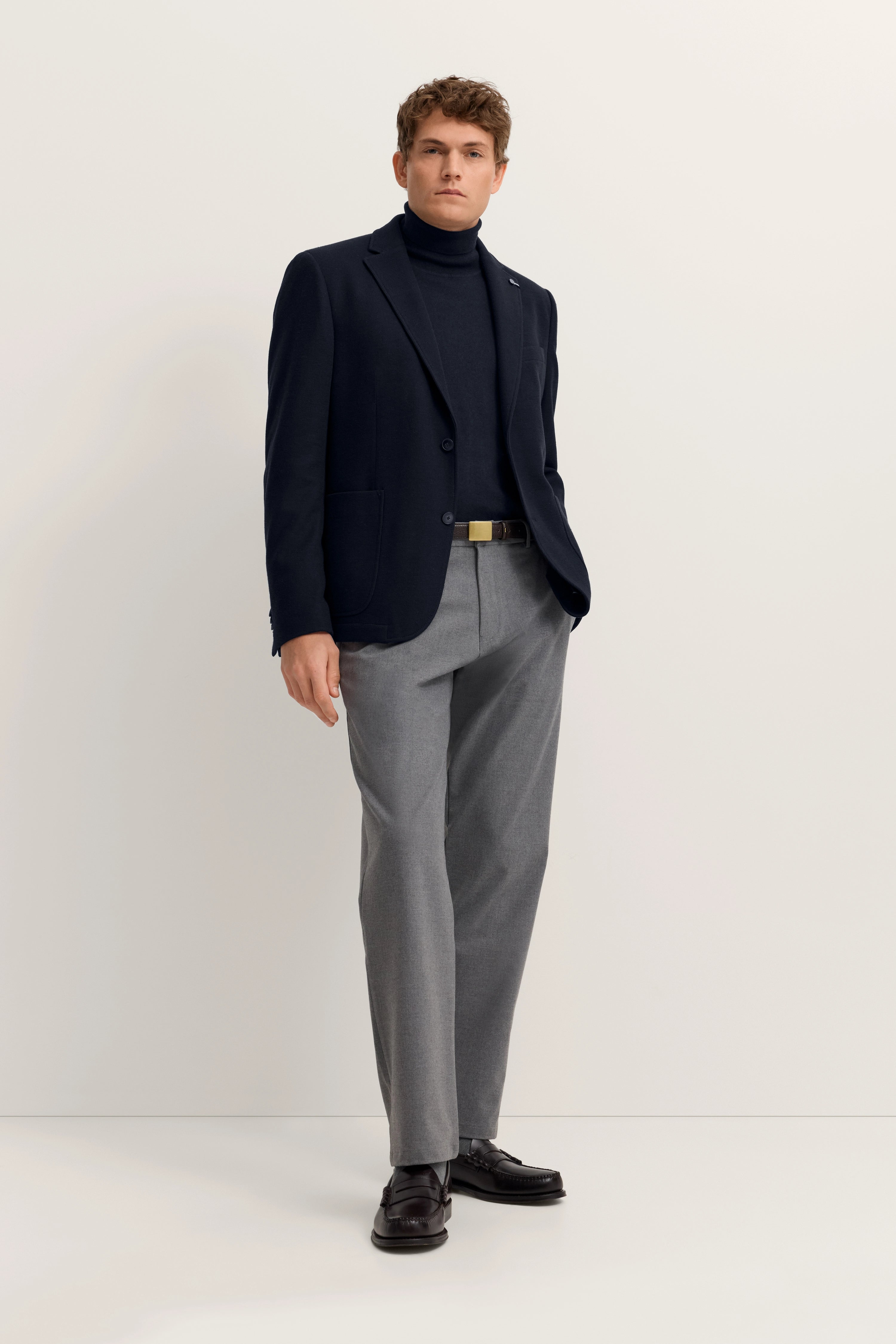 Navy Blazer, schwarzer Rollkragen, graue Hose