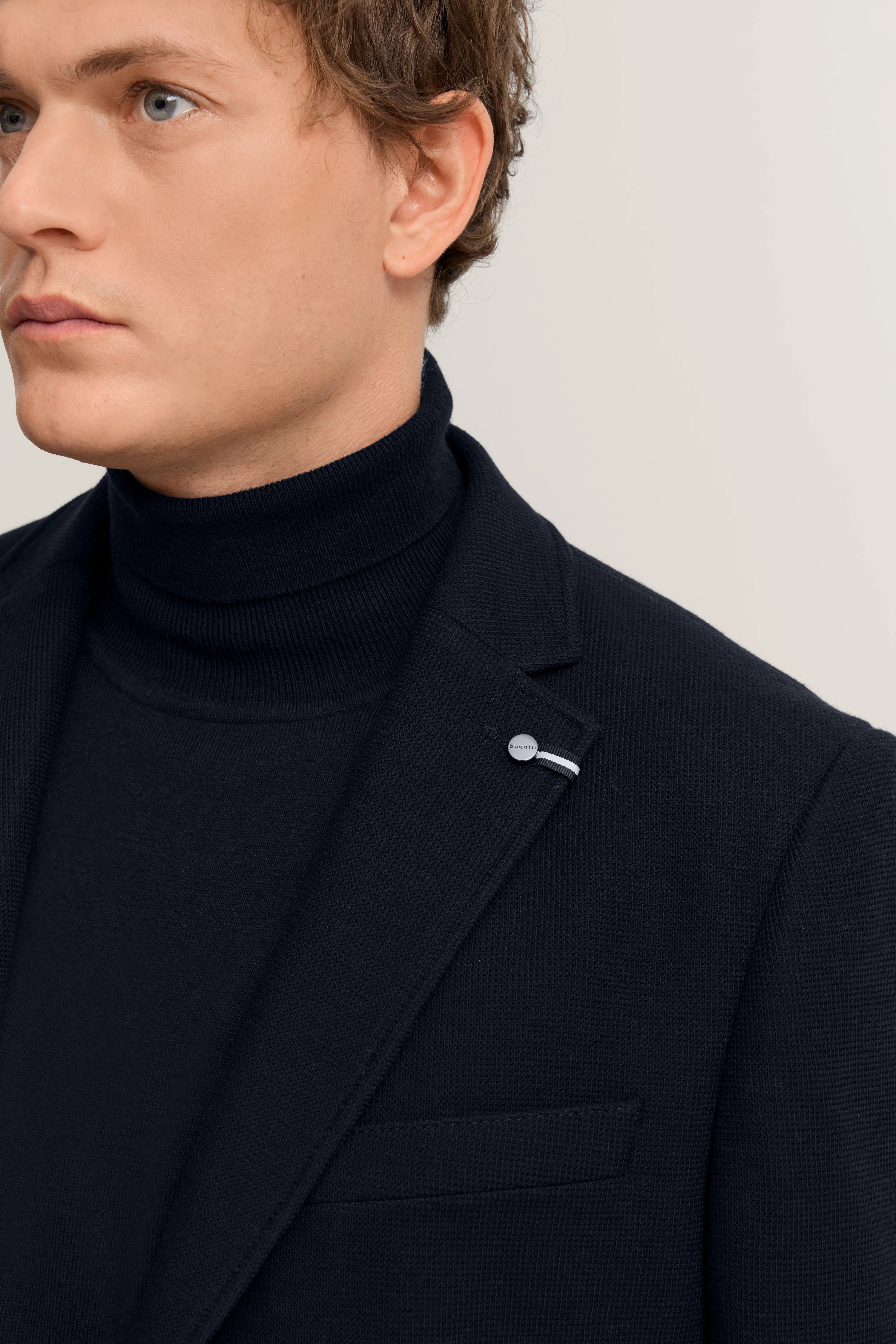 Schwarzes bugatti Sakko, klassisches Design, Büstenbild, eleganter Stil.