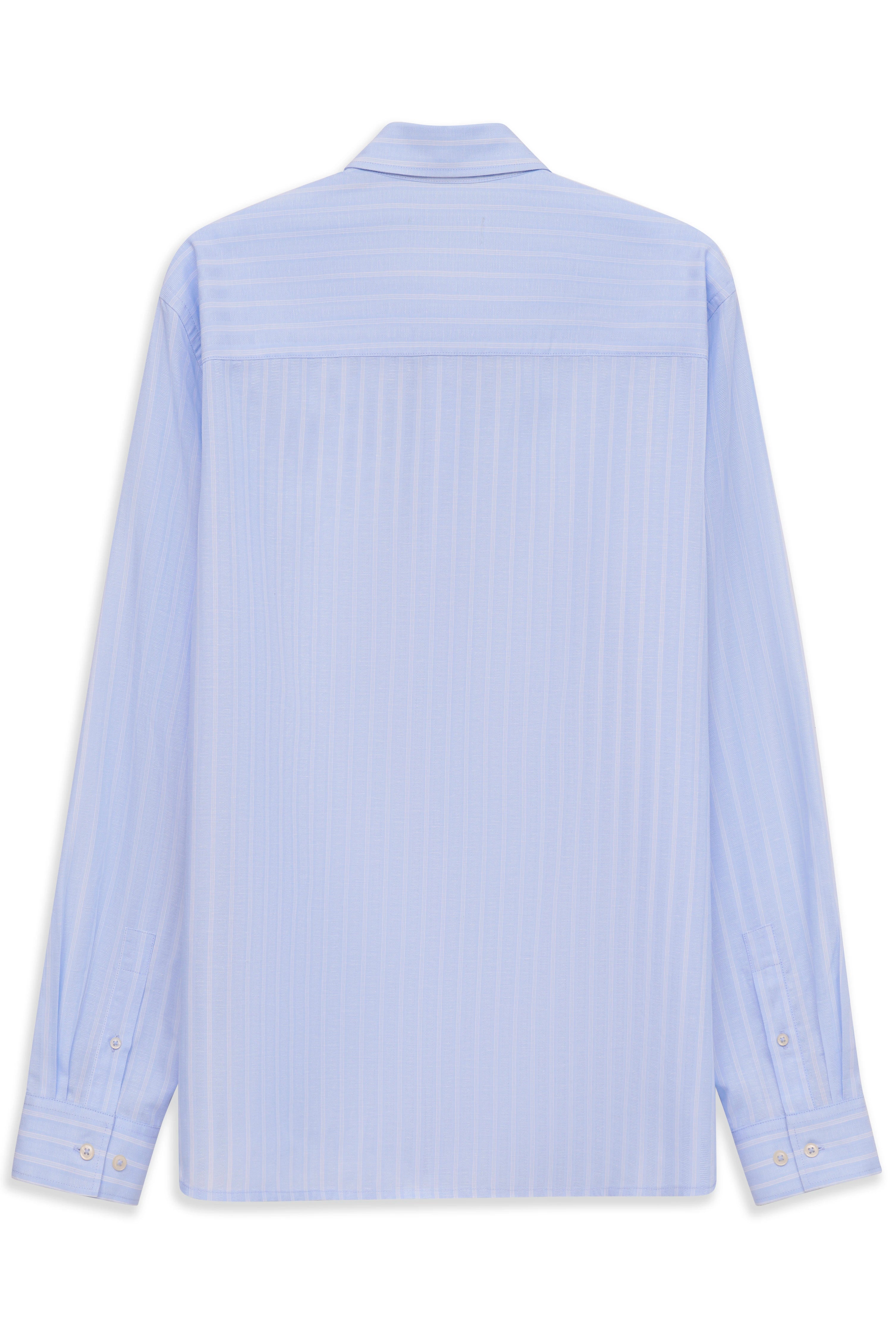 Hellblaues bugatti Hemd mit feinen Streifenmuster, Büstenbild, klassisch und stilvoll.