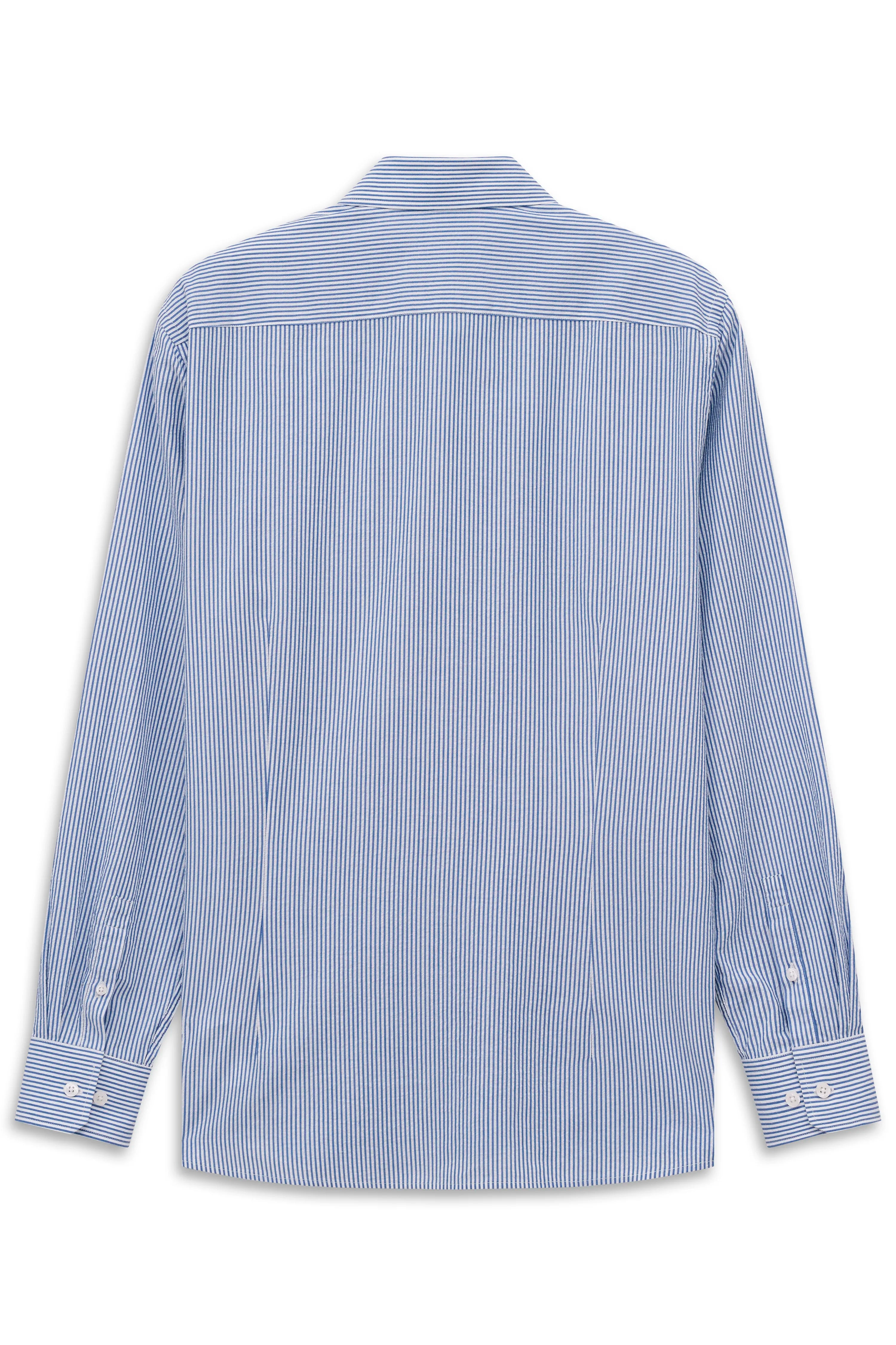 Blau-weiß gestreiftes bugatti Hemd, Rückansicht, legerer Büstenbild-Stil.