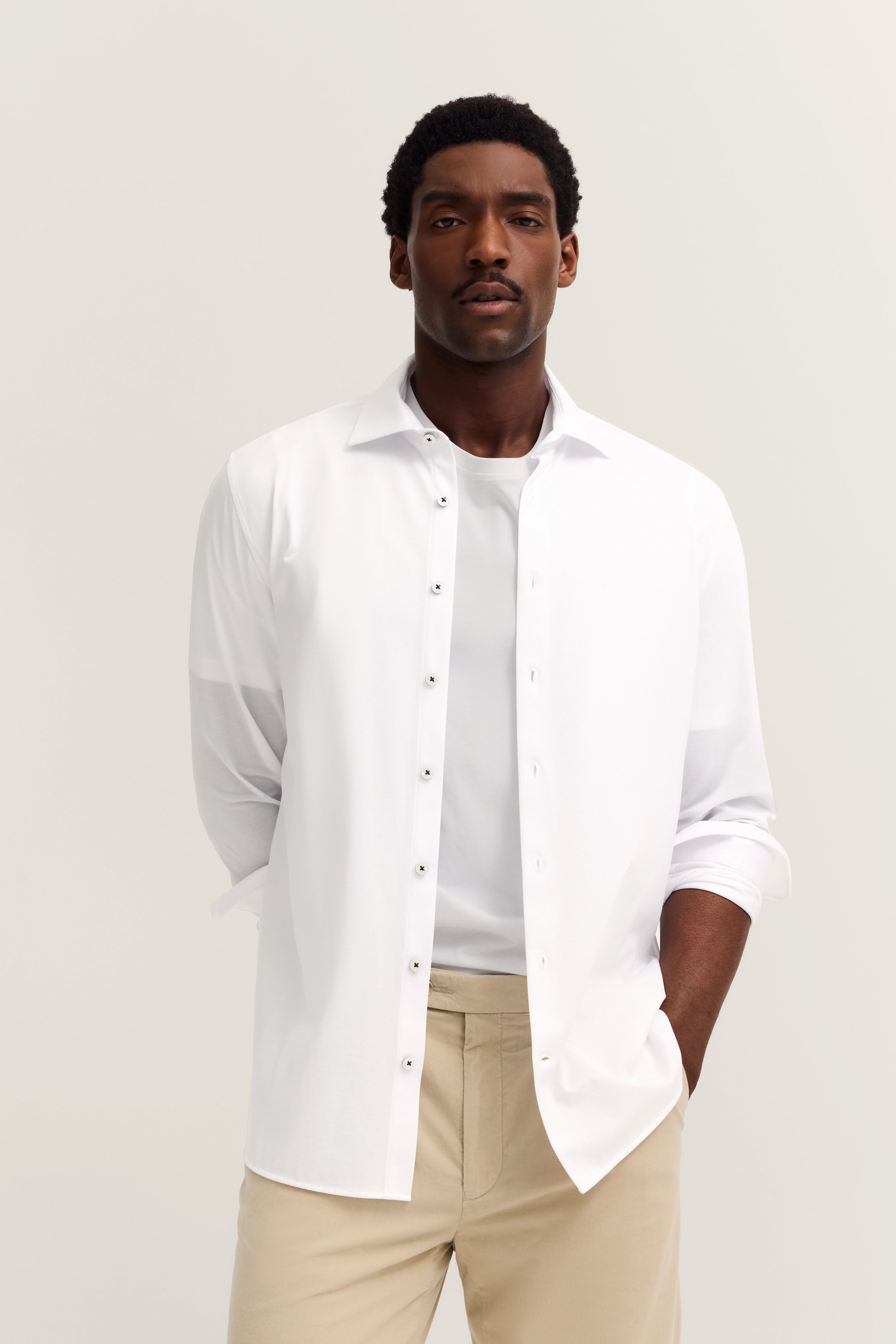 Weißes Hemd, weißes Shirt, beige Hose