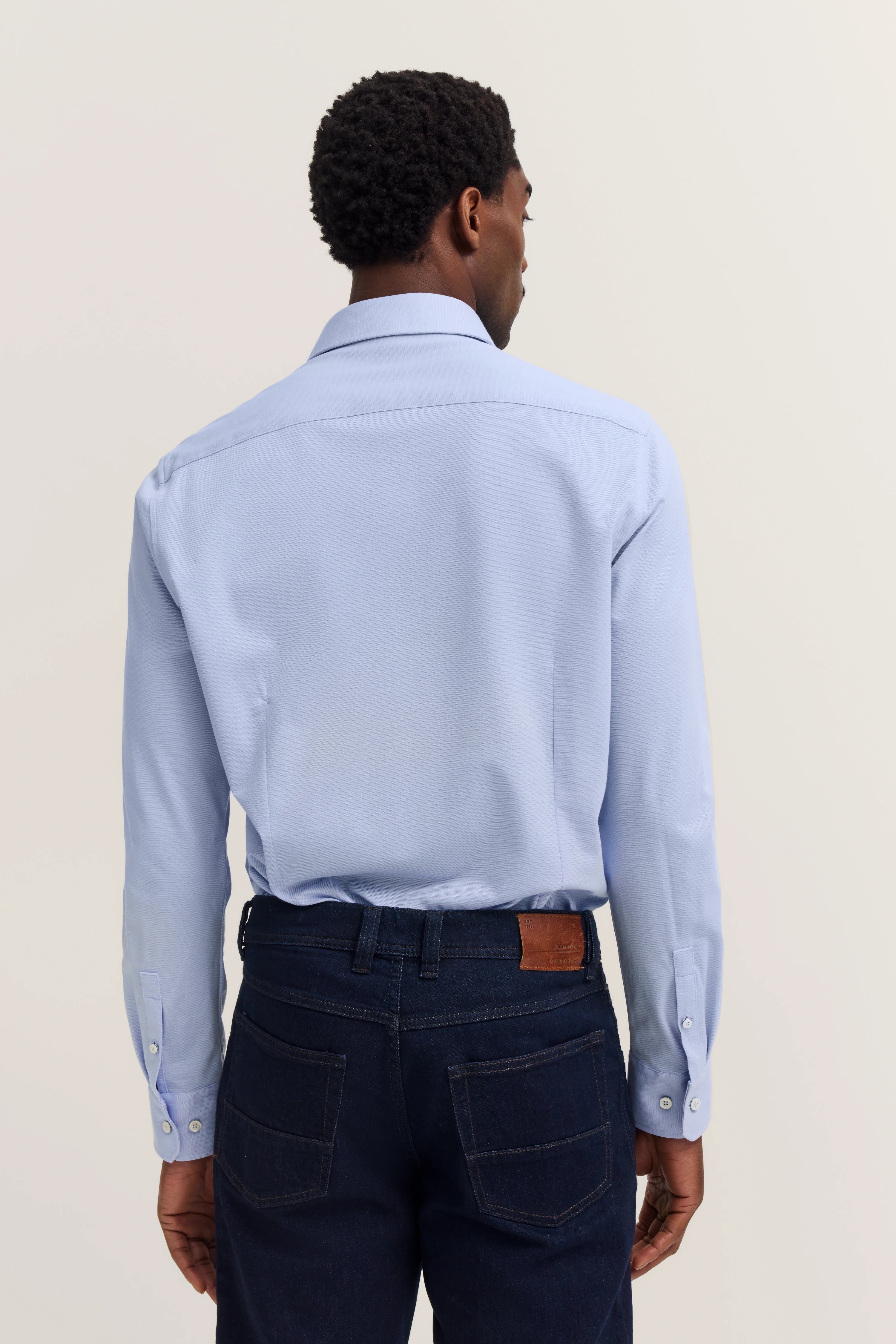 Blaues bugatti-Hemd, Rückansicht, kombiniert mit dunkelblauer Jeans. Modelbild von hinten.