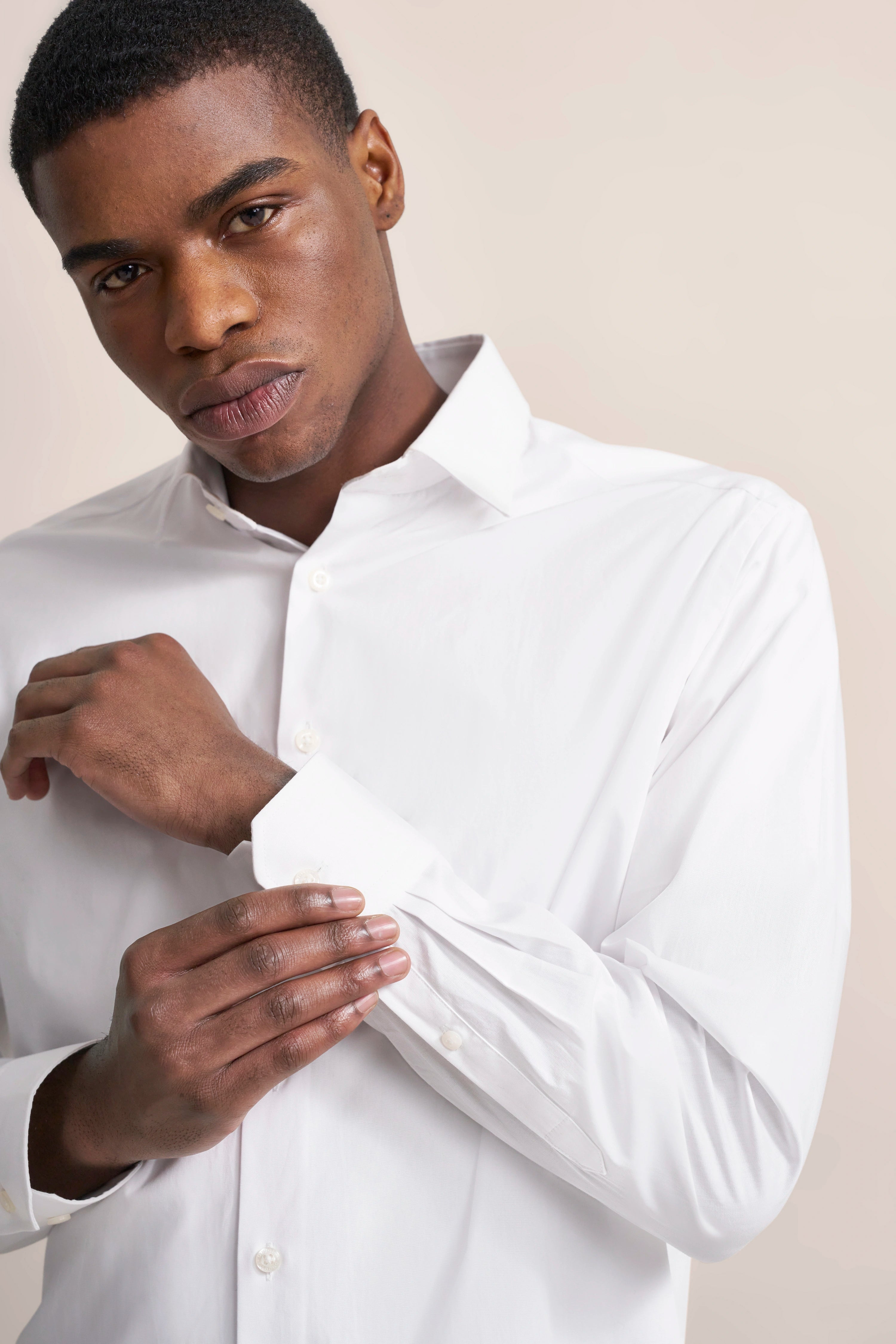 Weiße bugatti Bluse, Rückenansicht, langärmelig, klassisches Design, hochwertiges Material, Büstenbild.