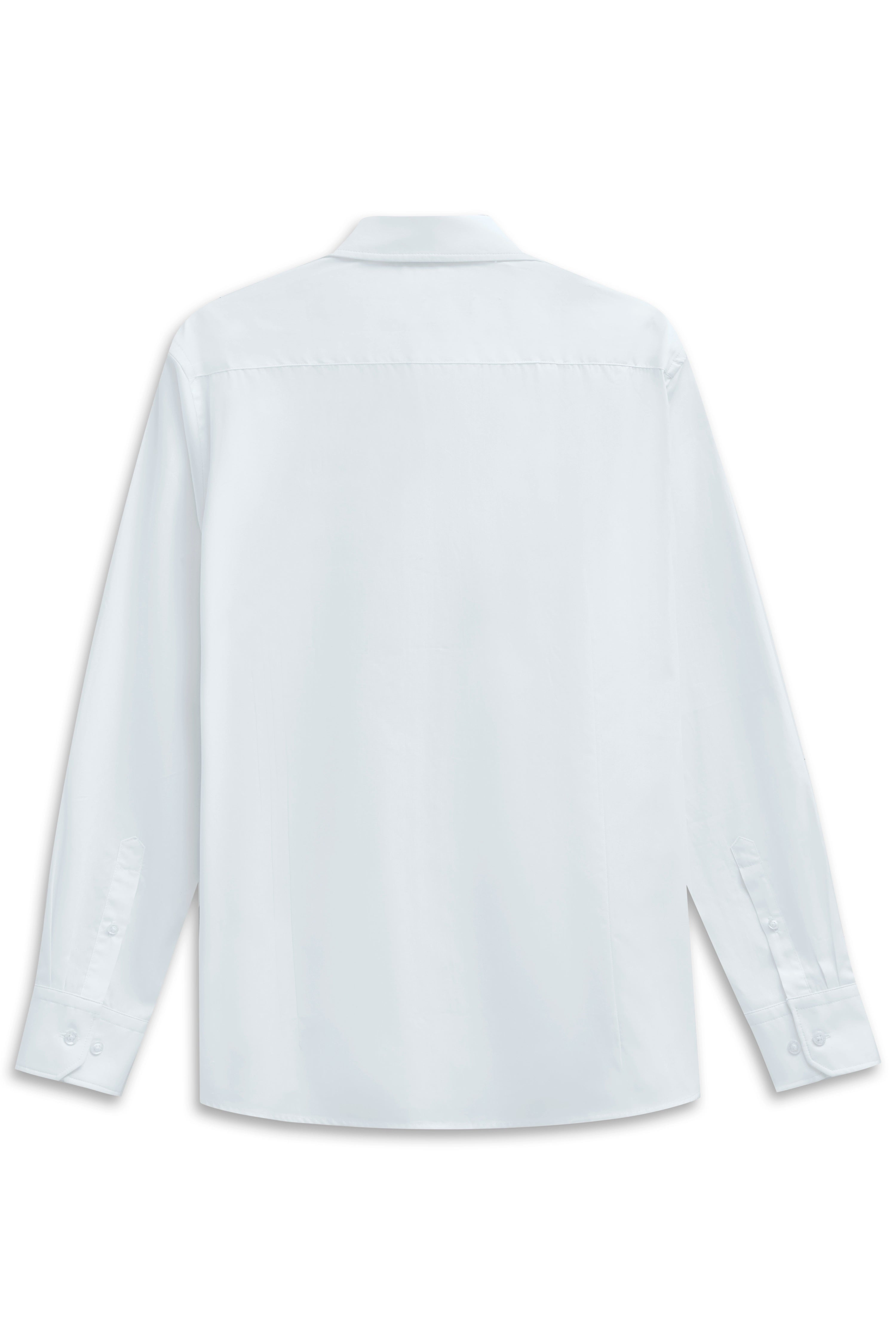 Weiße bugatti Hemdbluse, leger präsentiert, minimalistisch und zeitlos elegant.