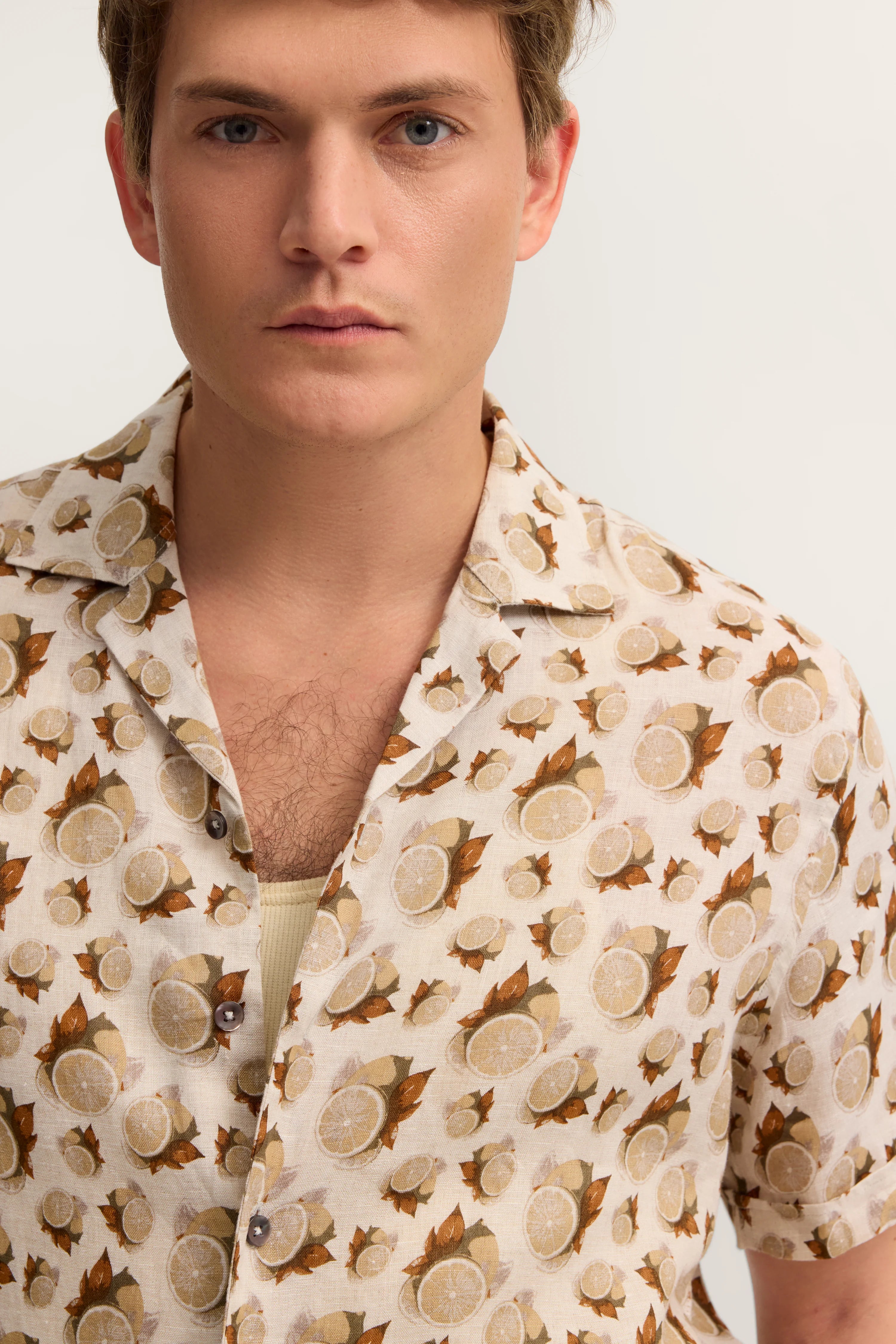 Hemd mit Zitronenmuster, beige, Modelbild, Frontalansicht, bugatti Stil und Eleganz.