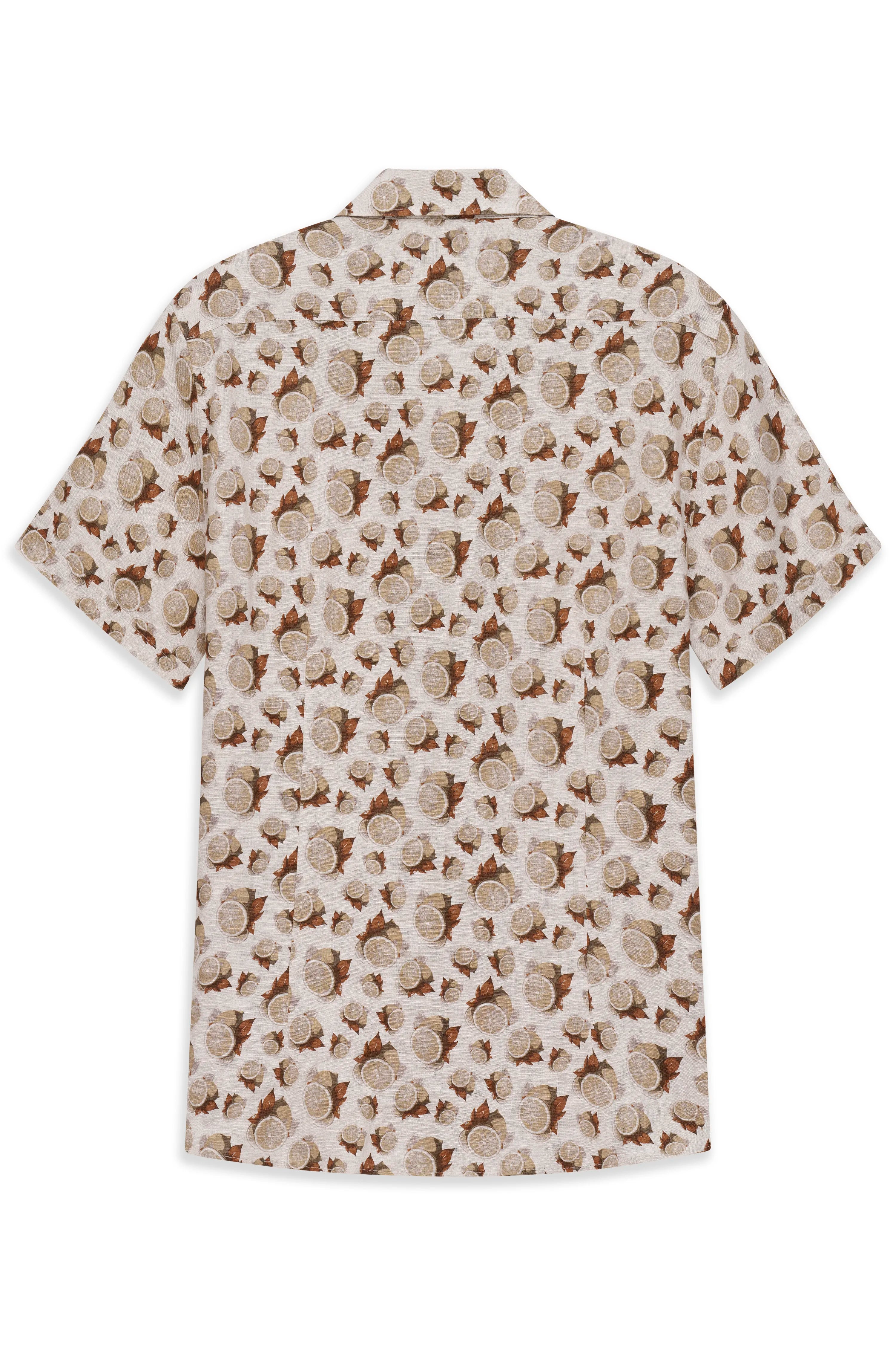 Kurzarm-Hemd von bugatti mit Nuss-Print in Beige und Braun, legeres Büstenbild.