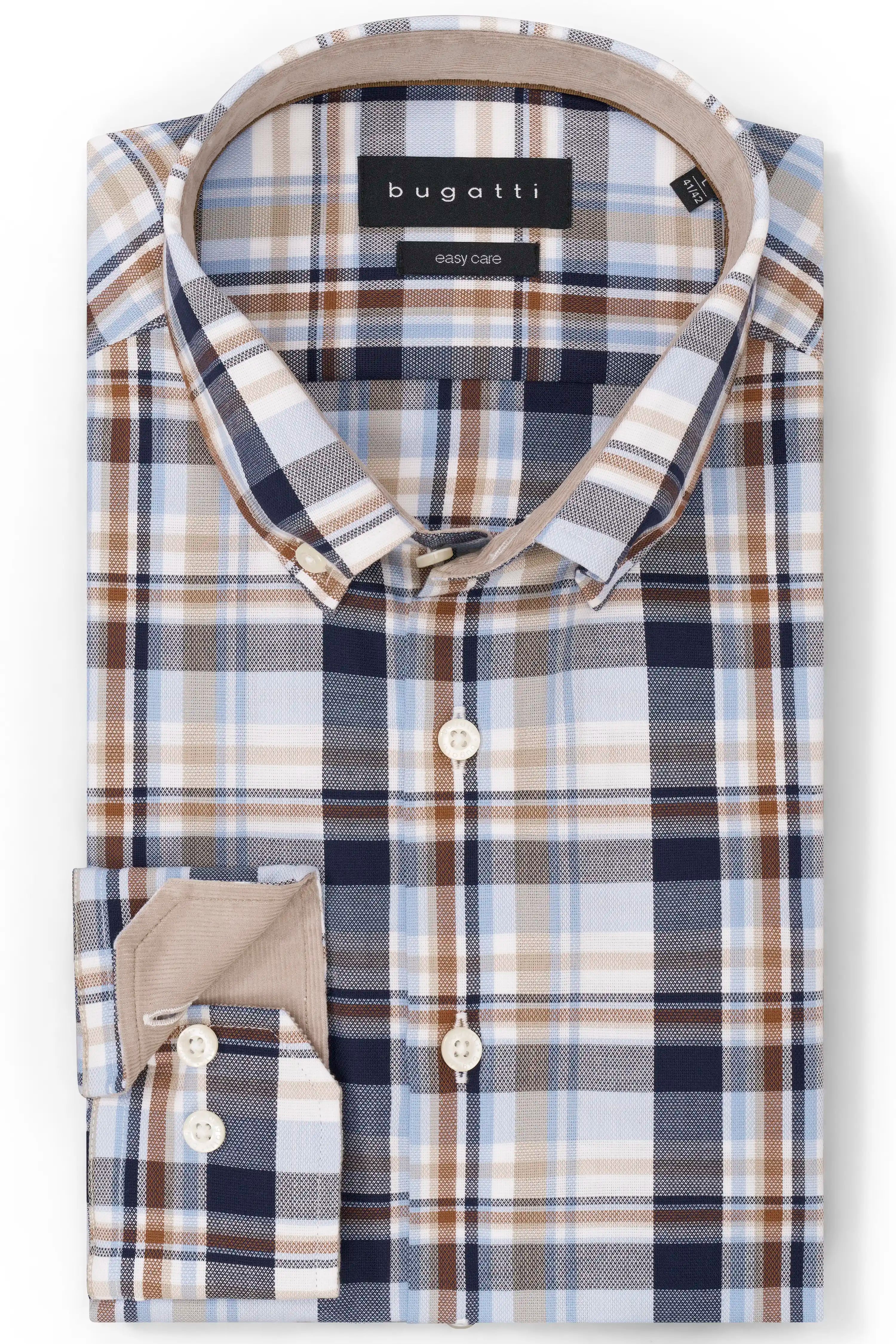 Kariertes Hemd in Blau und Beige, beige Chinohose, Model von hinten, legerer Look.