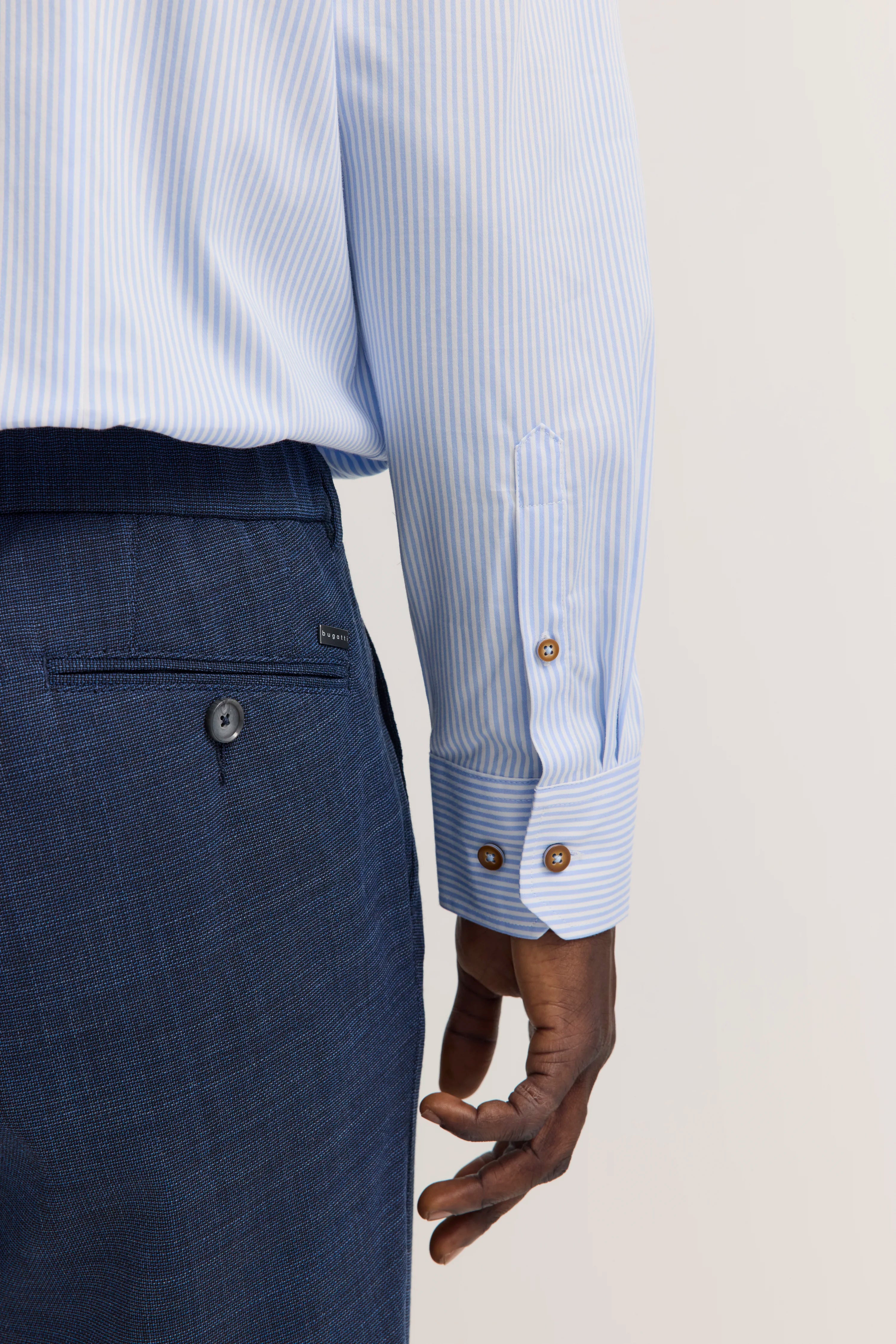 Hellblau gestreiftes Hemd mit blauer Hose, Detailansicht, bugatti Stil.