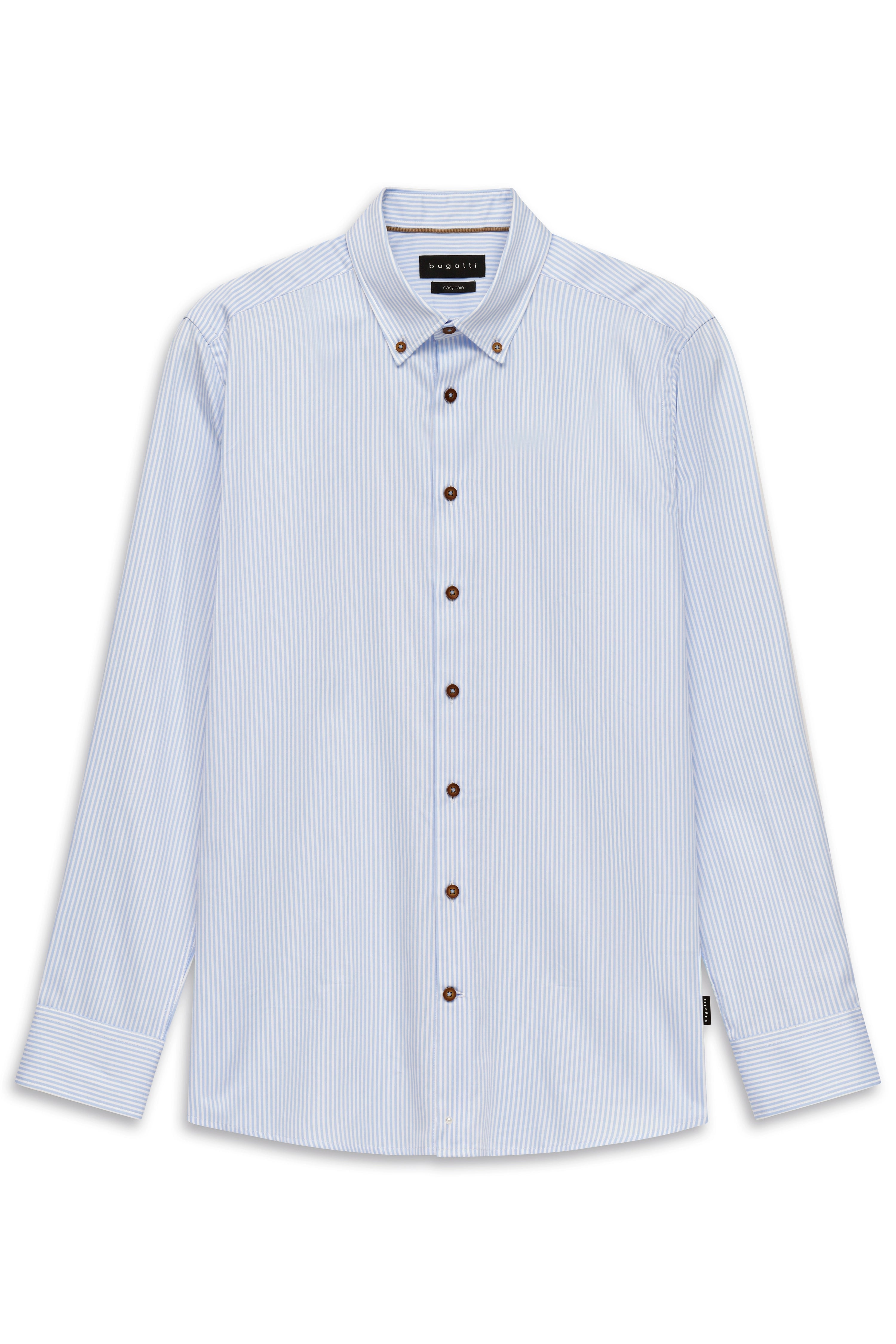 Bugatti Hemd, blau-weiß gestreift, klassischer Kragen, legeres Büstenbild.