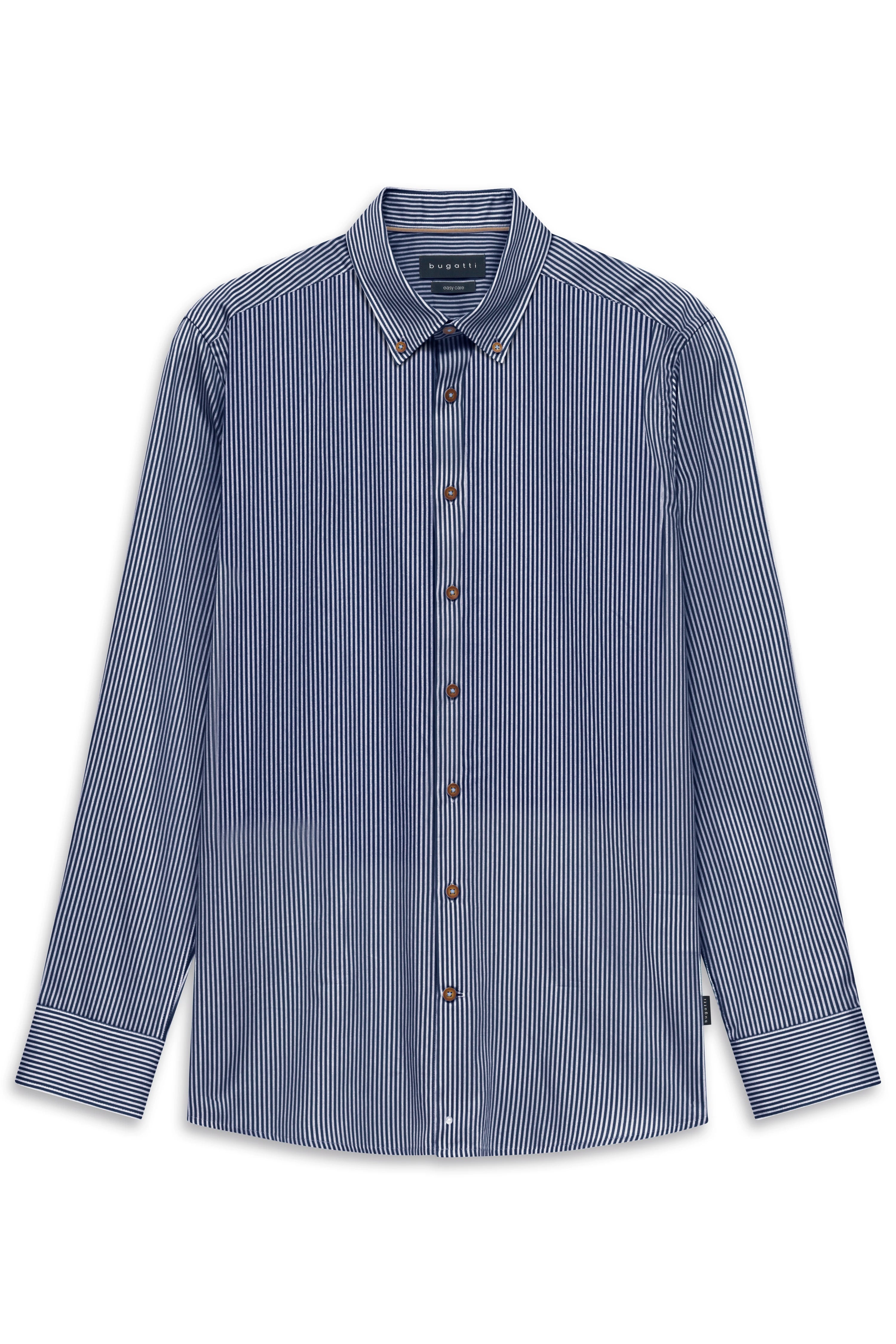 Blau-weiß gestreiftes bugatti Hemd, Büstenbild, klassischer Stil mit Knopfleiste, zeitlose Eleganz.