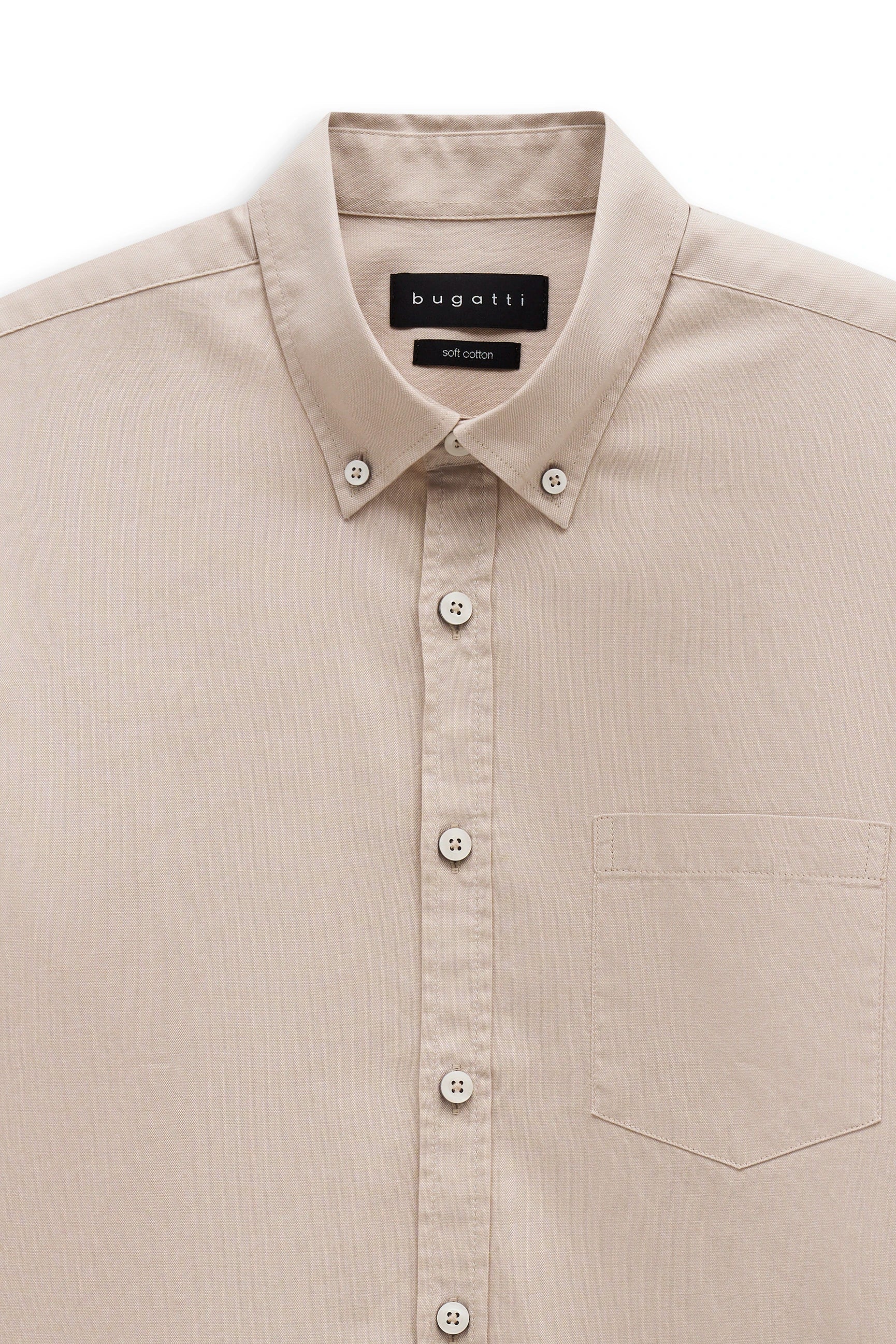 Beige bugatti Hemd aus weicher Baumwolle, Büstenbild mit klassischem Button-Down-Kragen.
