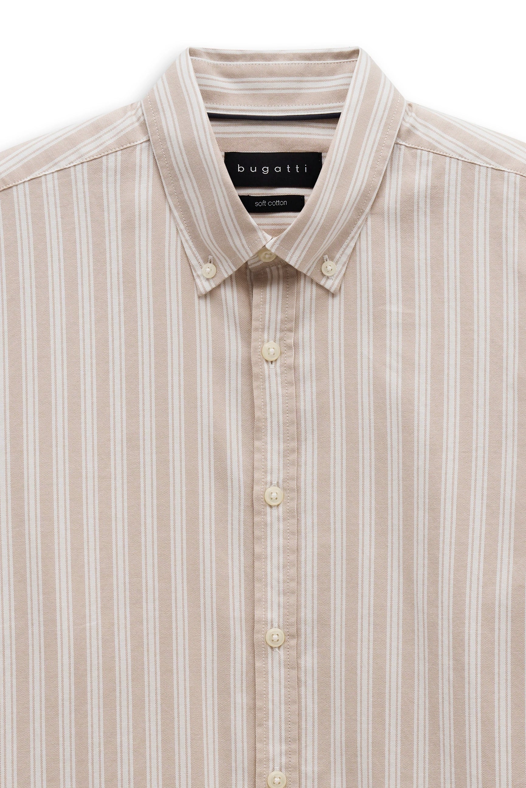 Bugatti Hemd, beige-weiß gestreift, klassischer Kragen, Bügelbild, stilvoll und zeitlos.