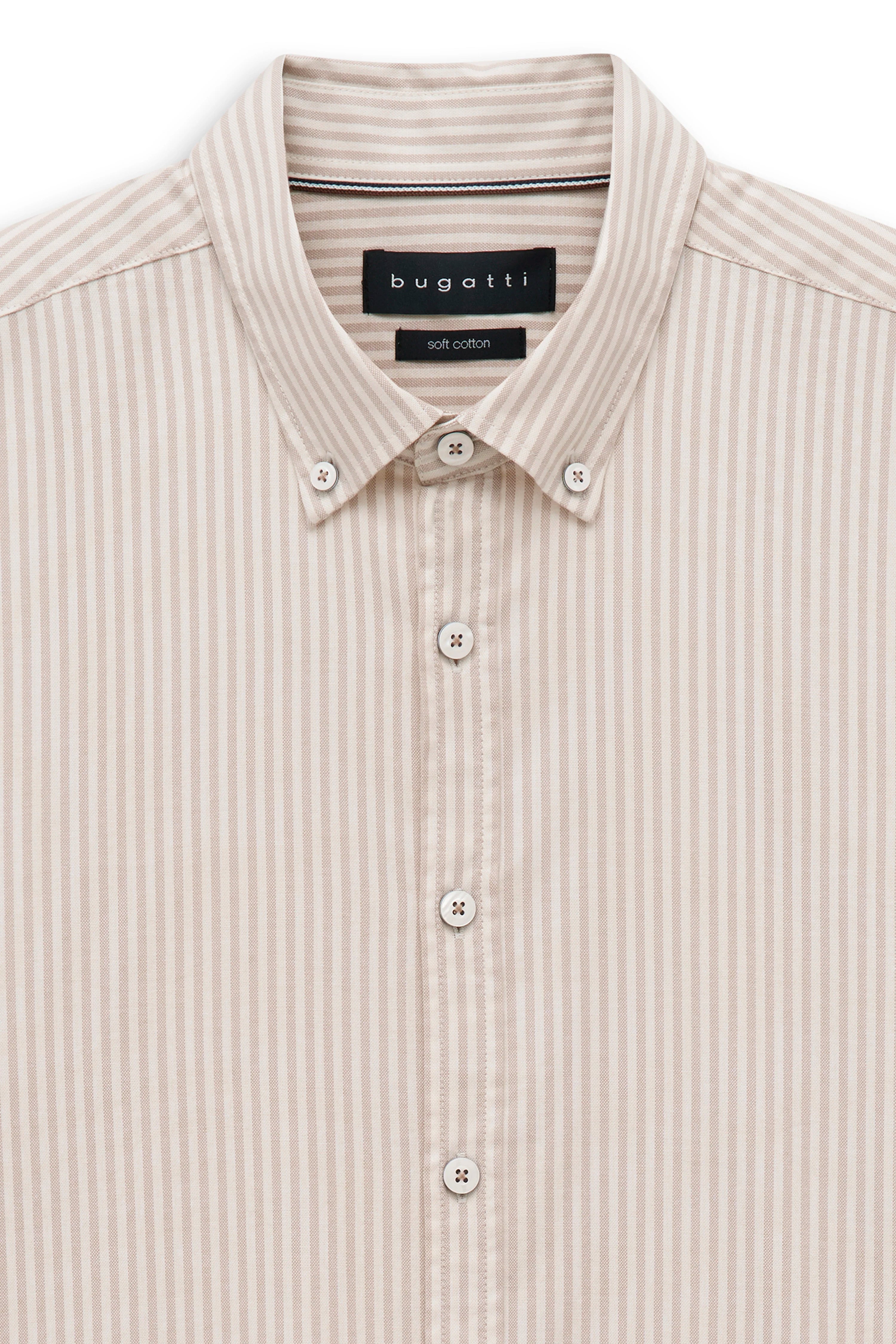 Beige-weiß gestreiftes bugatti Hemd aus weicher Baumwolle, Büstenbild.