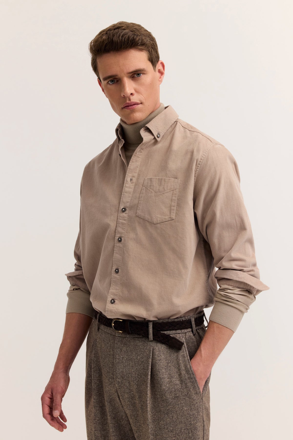 Beige Hemd und Rollkragenpullover, graue Hose