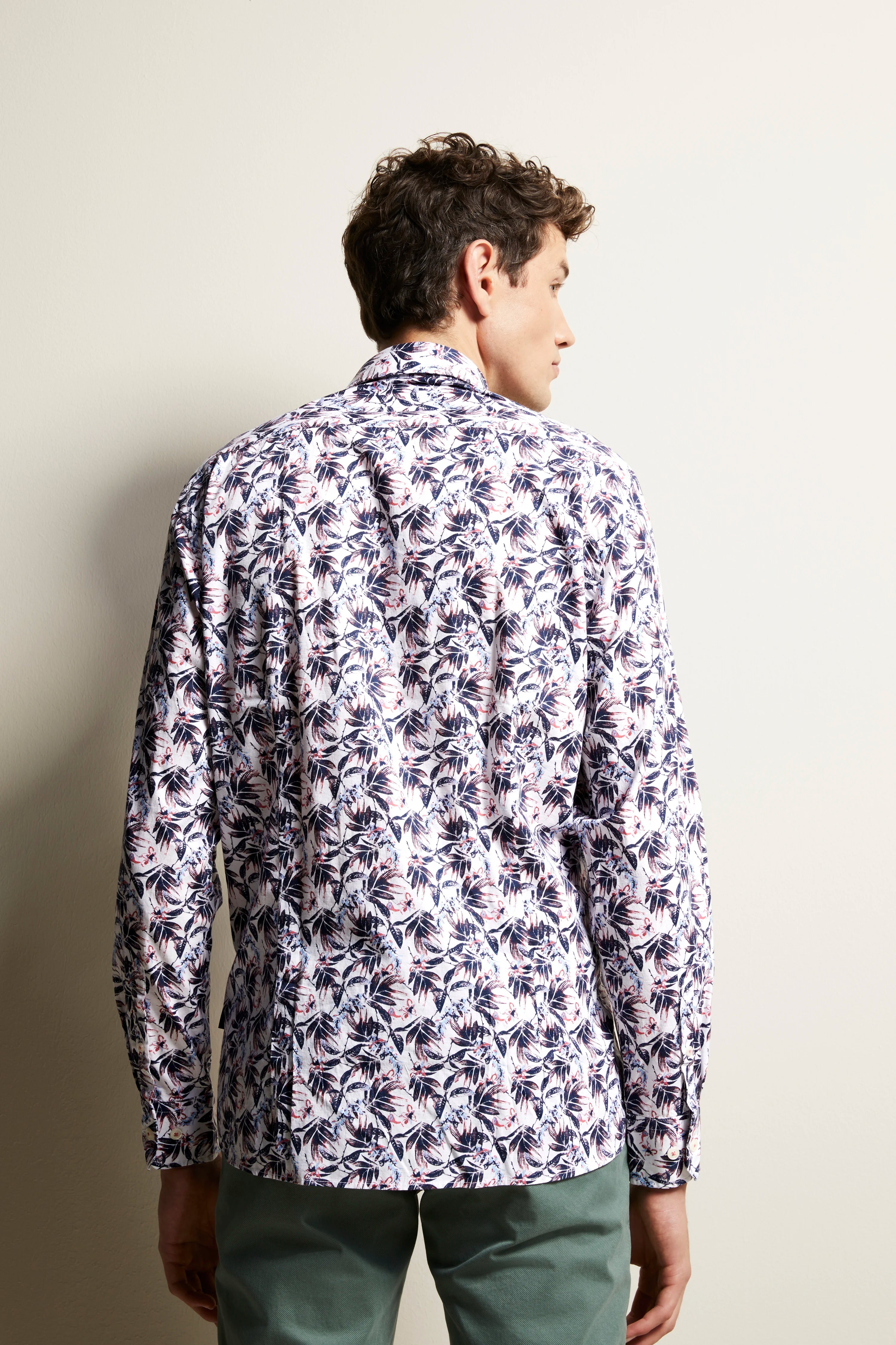 bugatti modelafbeelding, achterkant: overhemd met bloemenpatroon in blauw en roze, groene broek, ontspannen pose.