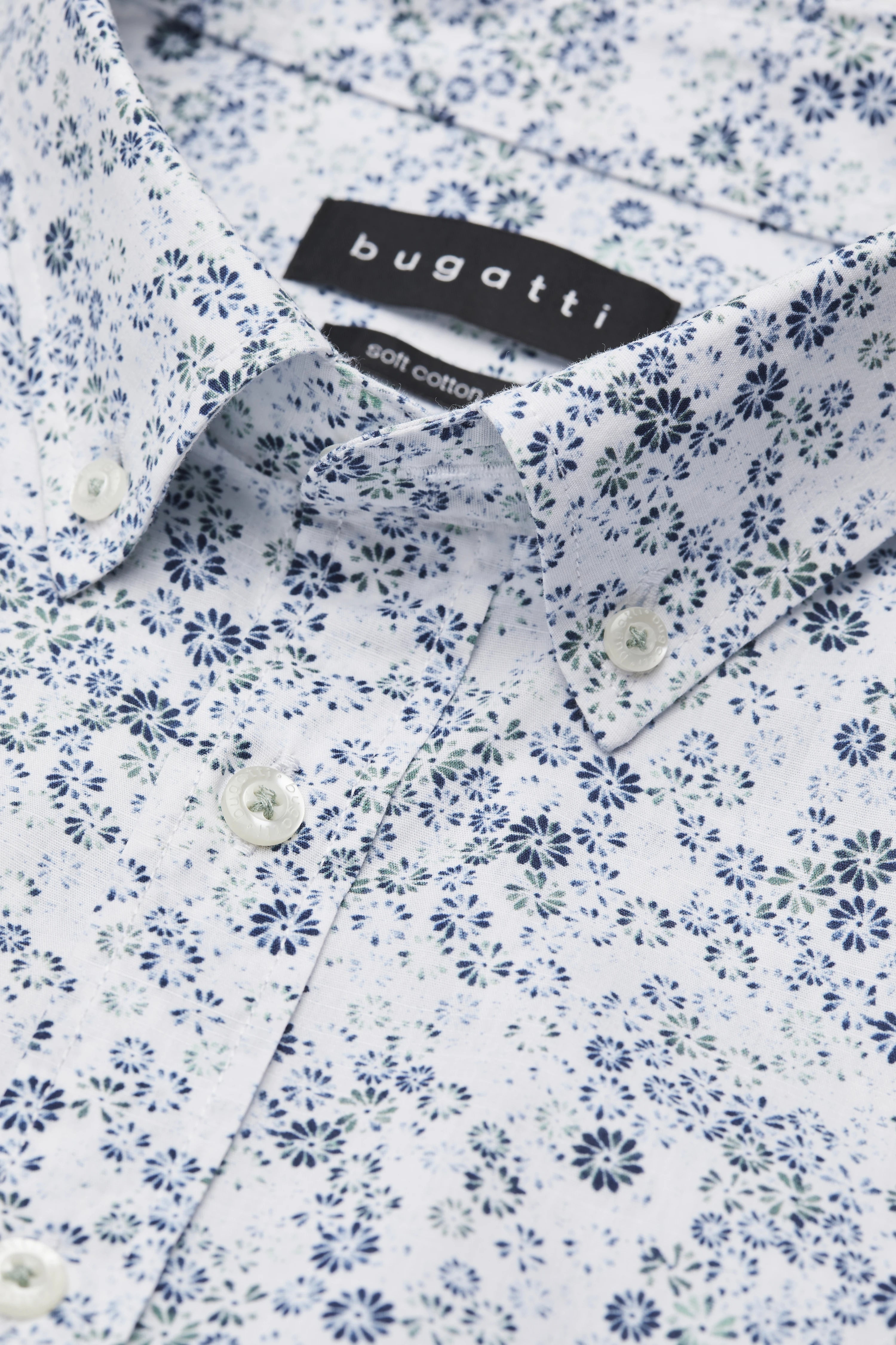 "bugatti Hemd, weiß mit blauen Blumenmuster, Detailansicht, soft cotton, klassischer Stil."