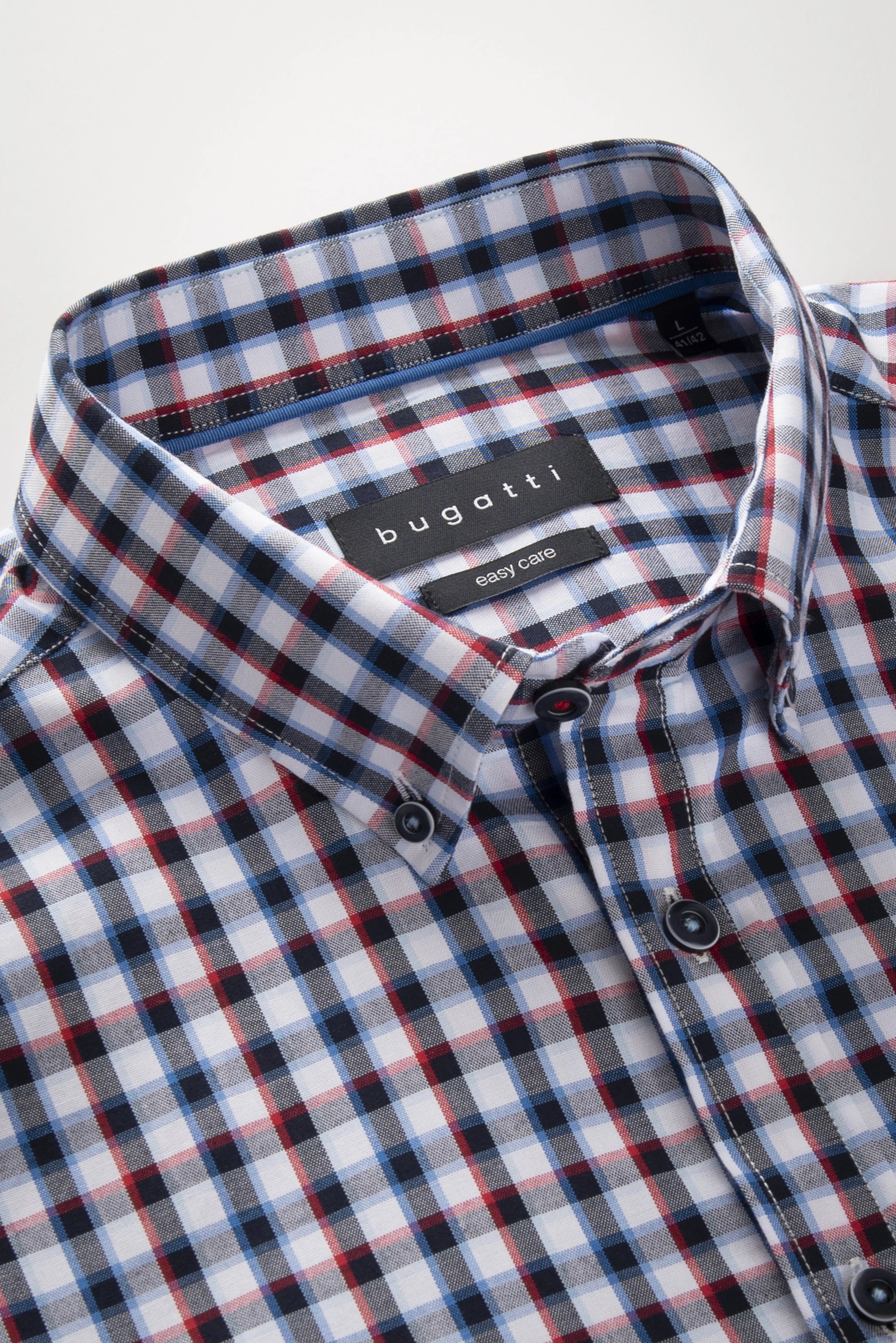 Geruit bugatti overhemd in blauw, rood en wit, busteweergave.