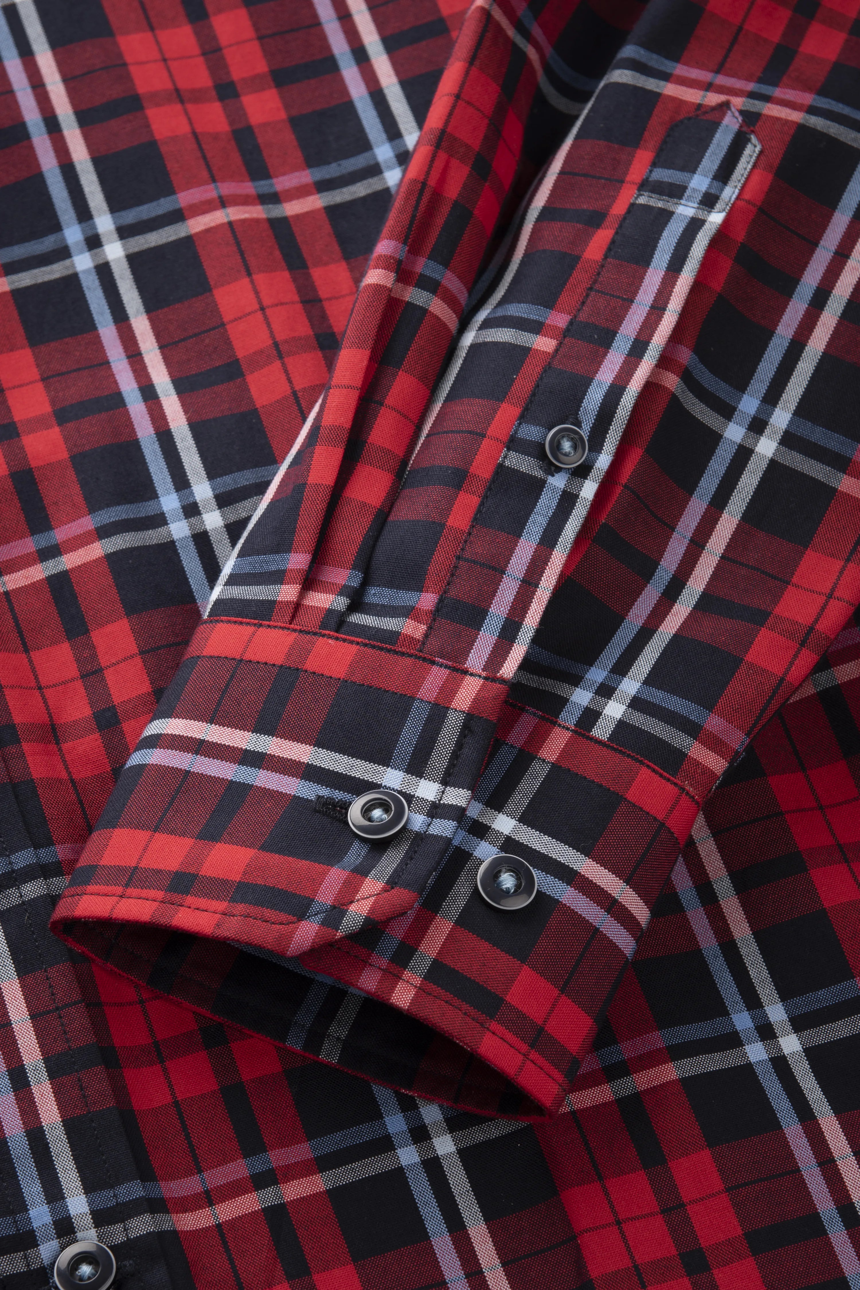 bugatti geruit overhemd in rood en zwart, close-up van de manchet.