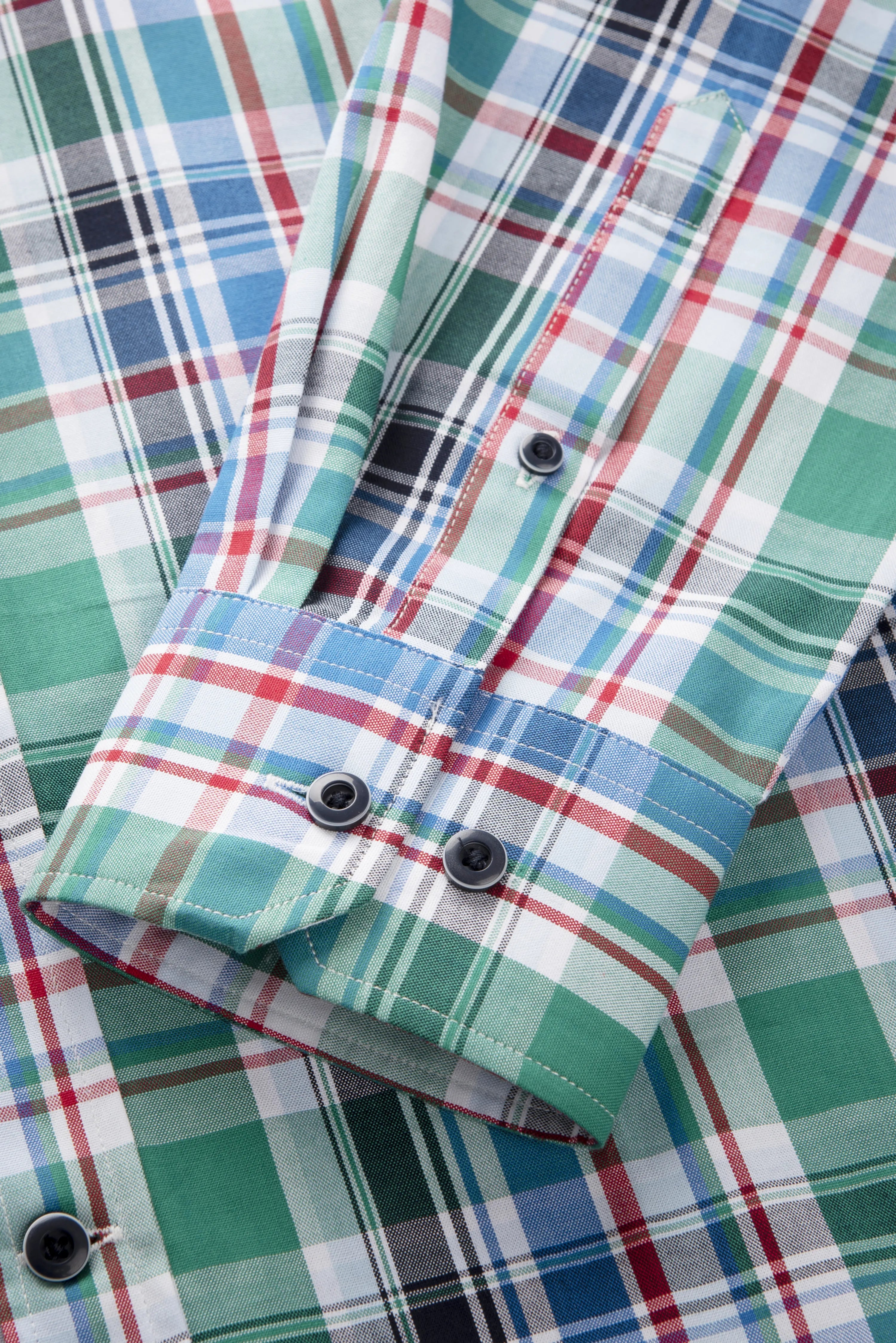 bugatti geruit overhemd in groen, blauw, rood en wit, detail van de manchet.