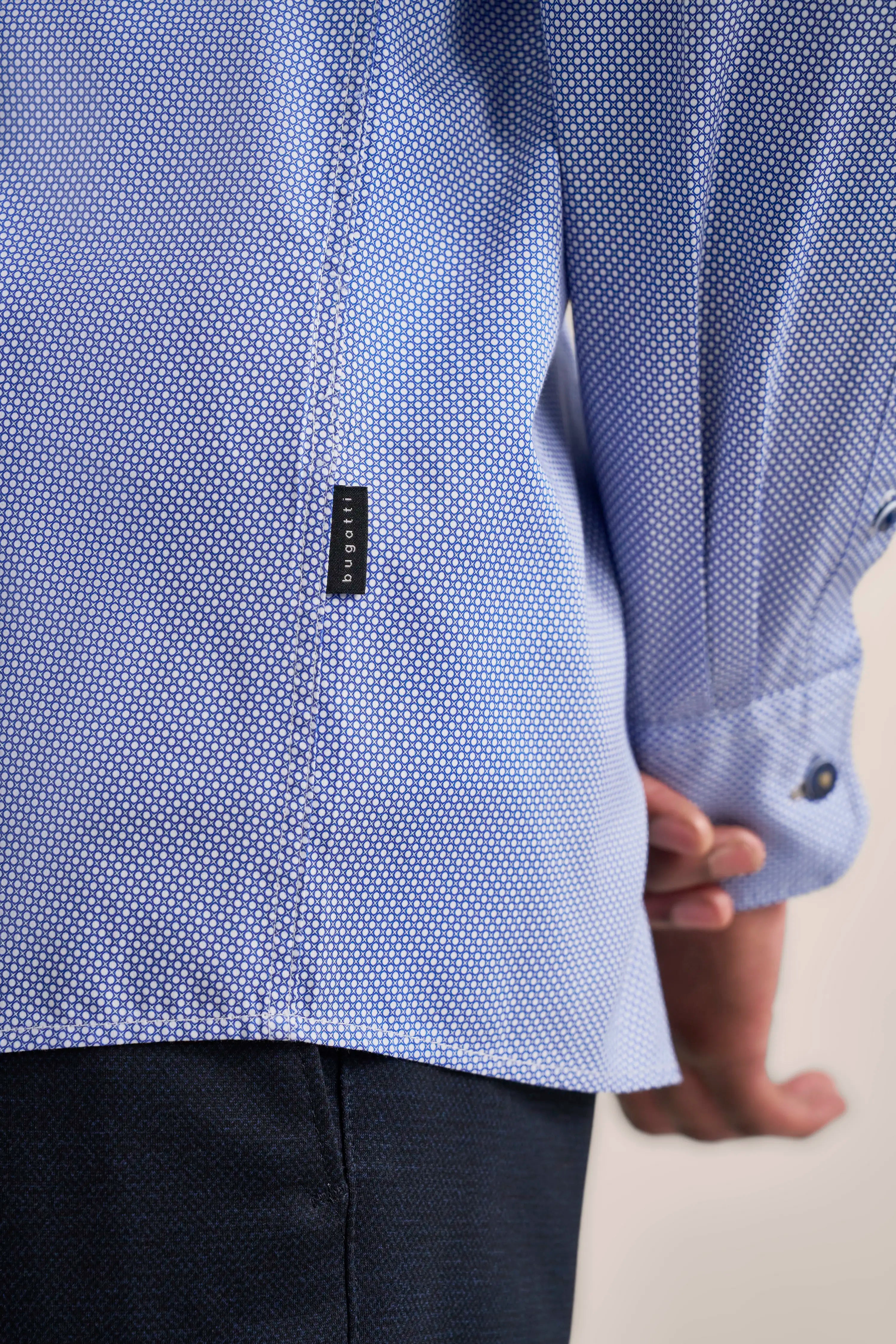 bugatti Hemd, blaues Muster, Detailaufnahme, entspannter Stil, hochwertige Verarbeitung.