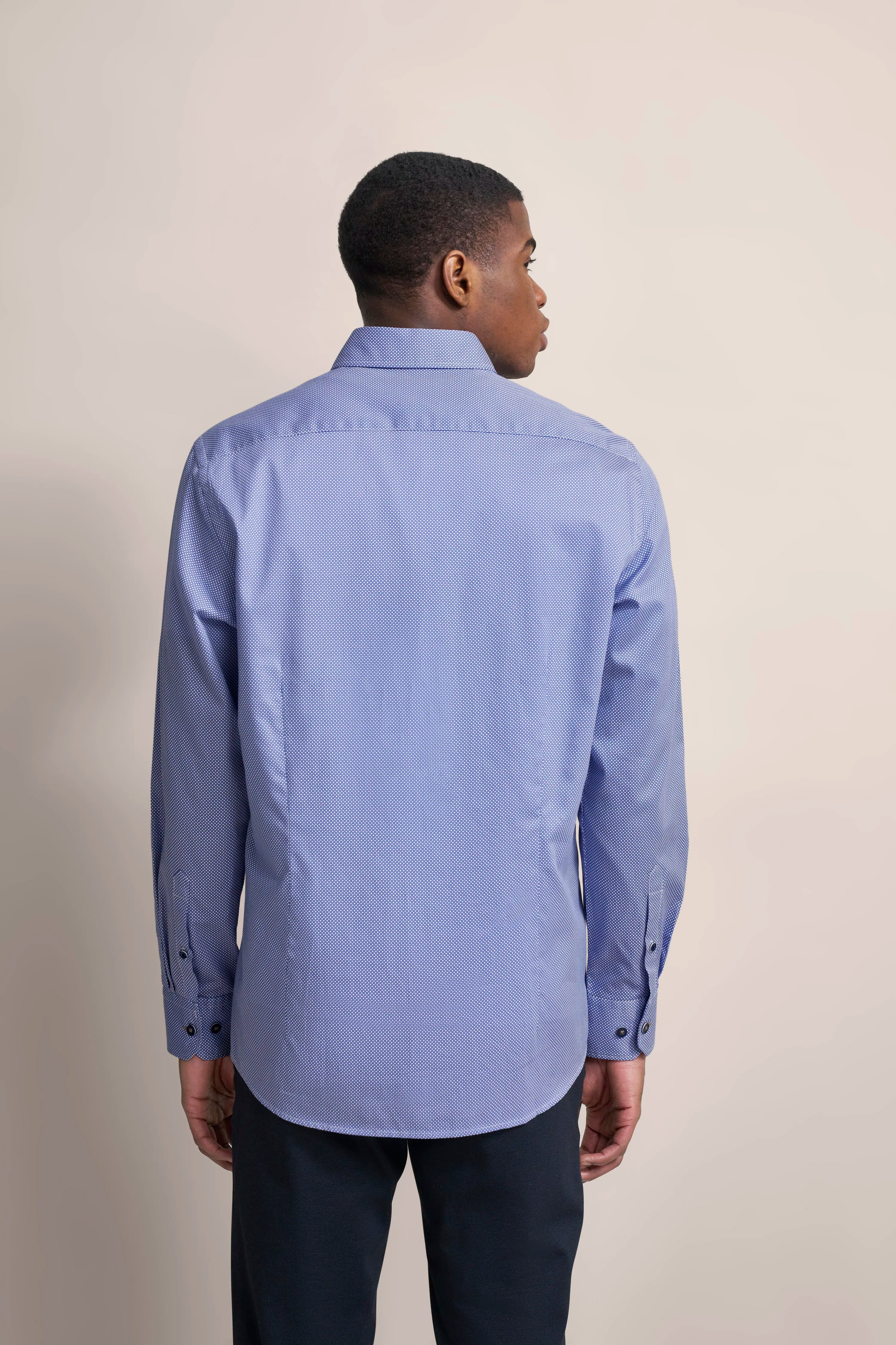 Blaues bugatti Hemd mit feinem Muster, Modelbild von hinten, entspannt stehend.