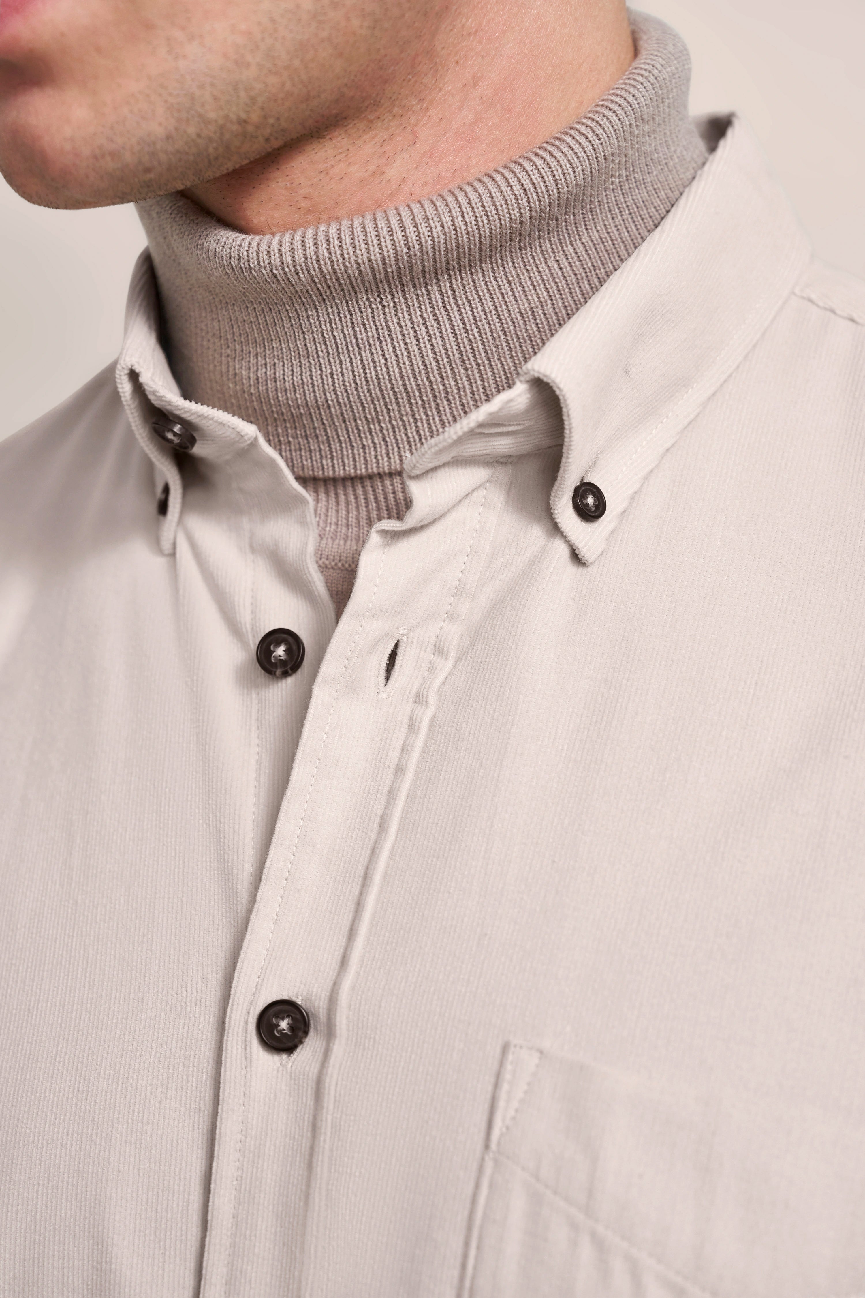 Langarmhemd von bugatti in Beige, Rückansicht, legeres Design, hochwertige Verarbeitung.