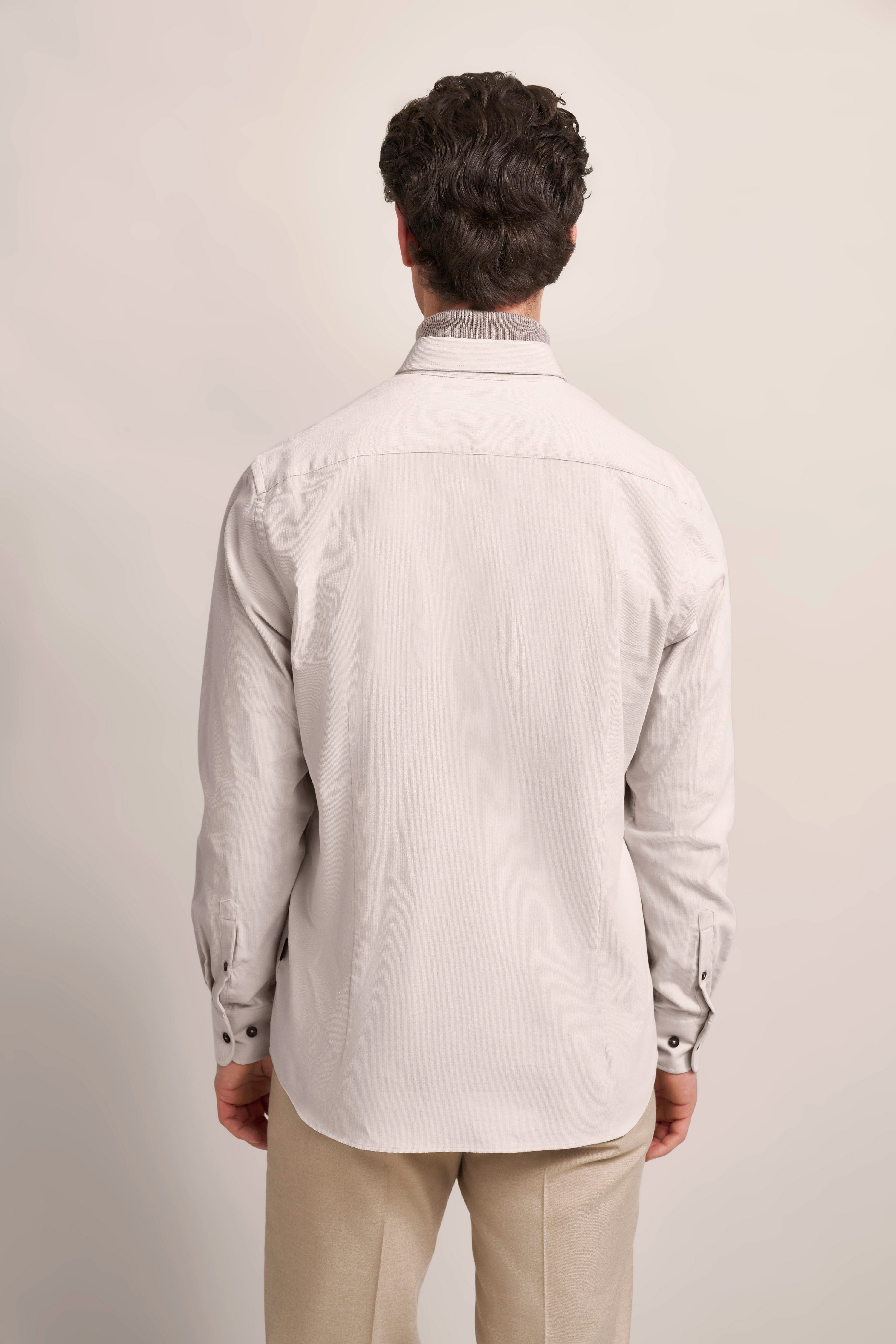 Rückansicht von beige bugatti Hemd und Hose, legeres Modelbild.
