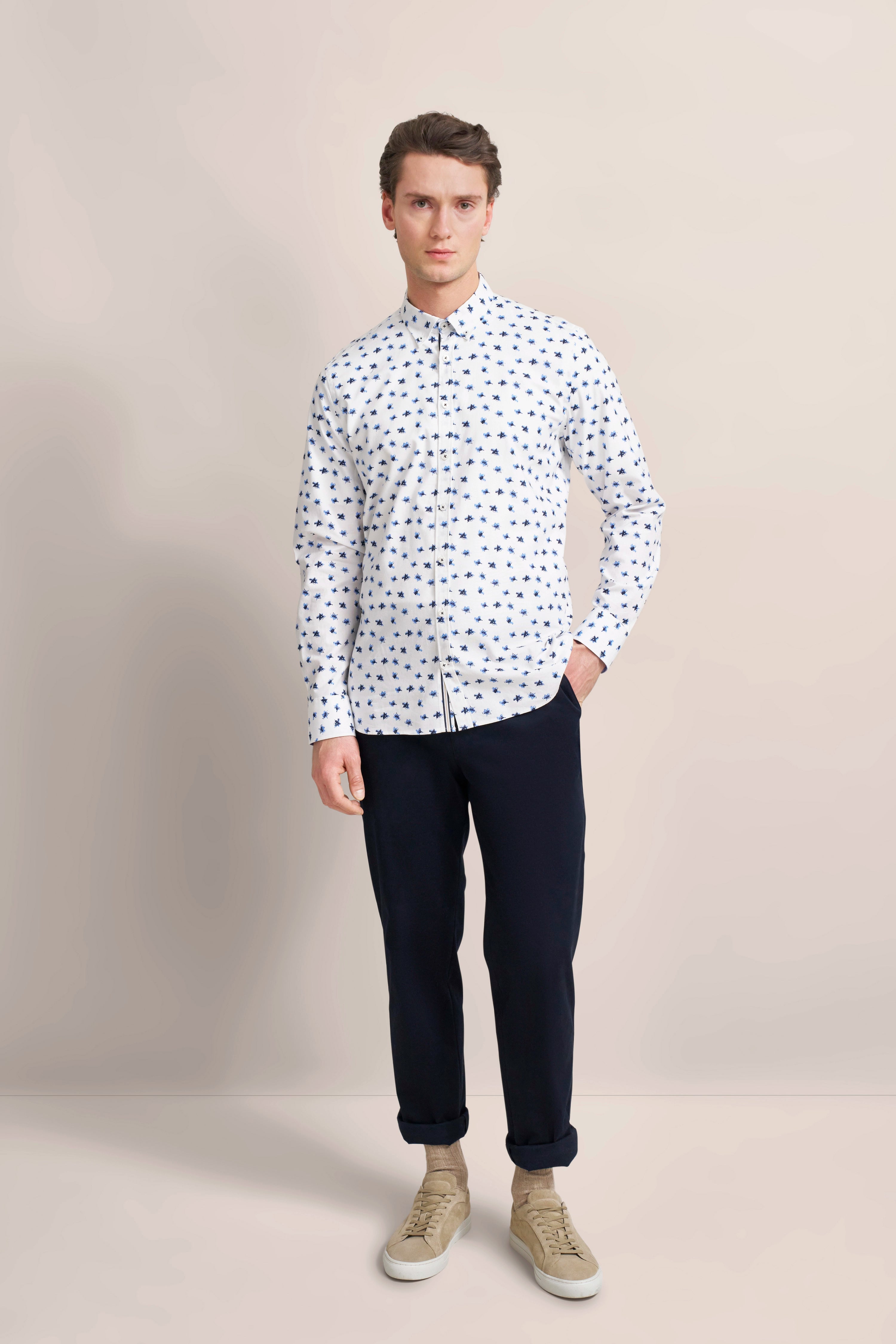 Weißes Hemd mit blauem Muster, dunkelblaue Hose, beige Sneaker