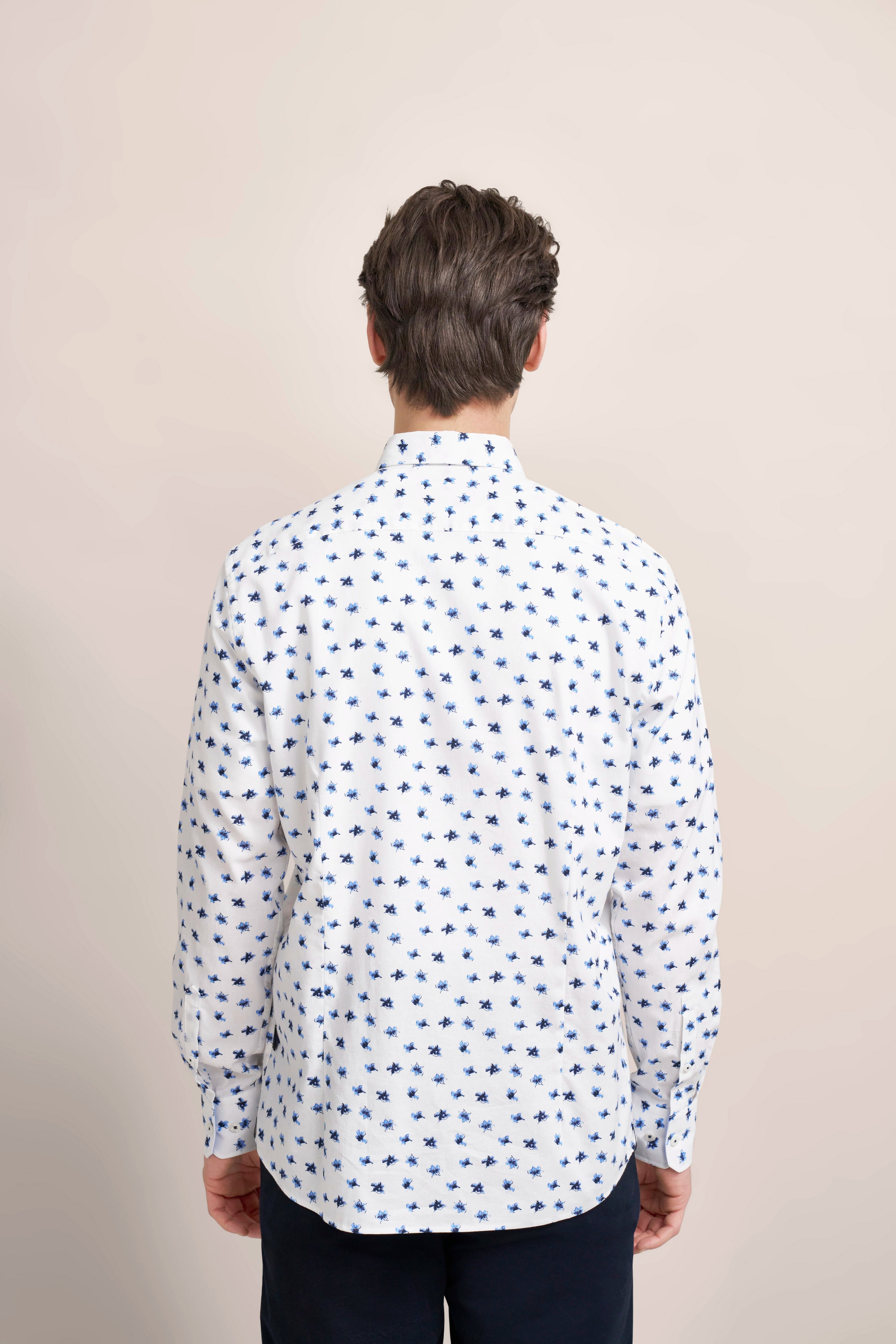 Herrenhemd weiß mit blauem Muster, Rückansicht, legeres Modelbild, lässiges Posing, bugatti Stil.