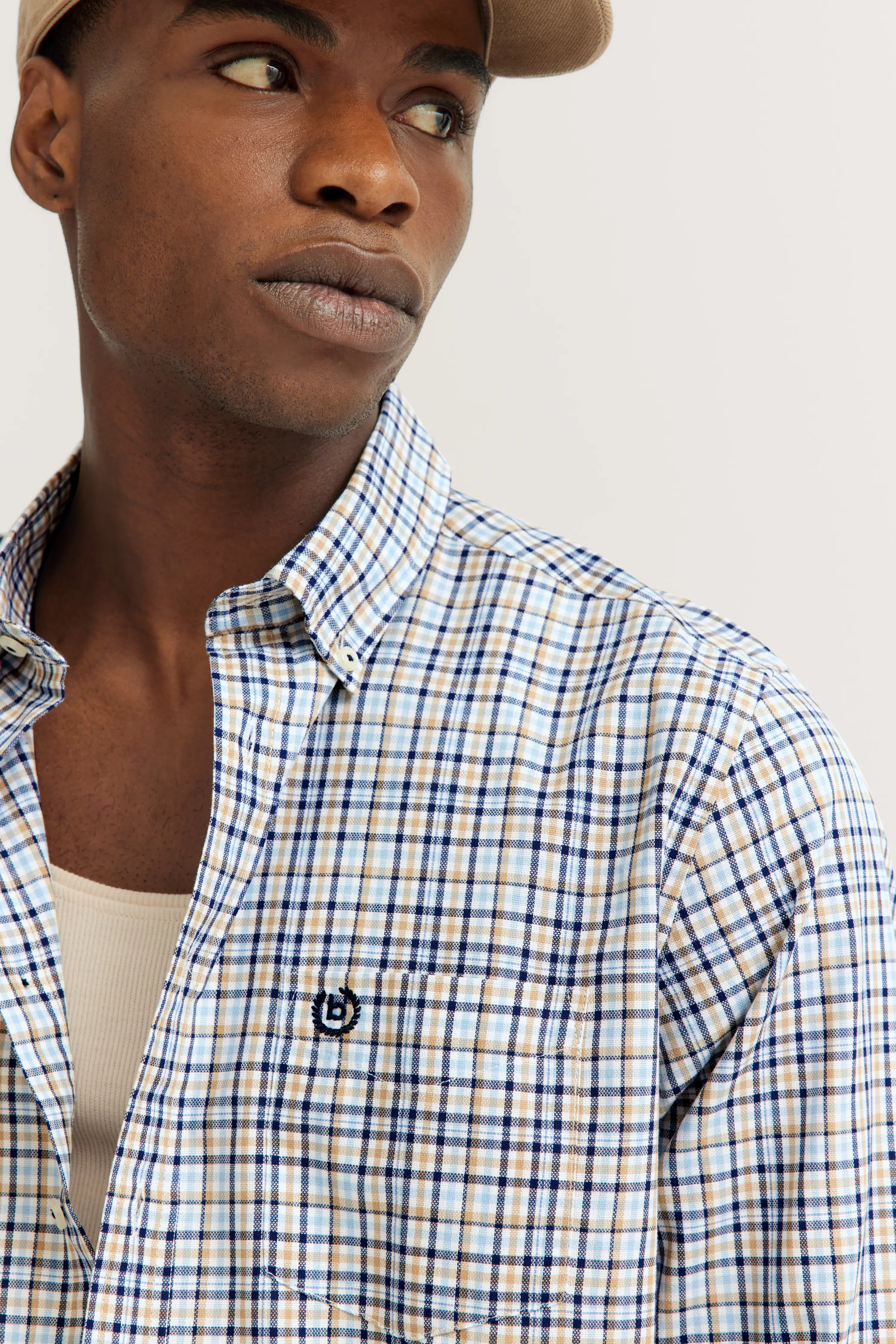 bugatti overhemd, blauw-beige ruit, casual model poseert nadenkend.