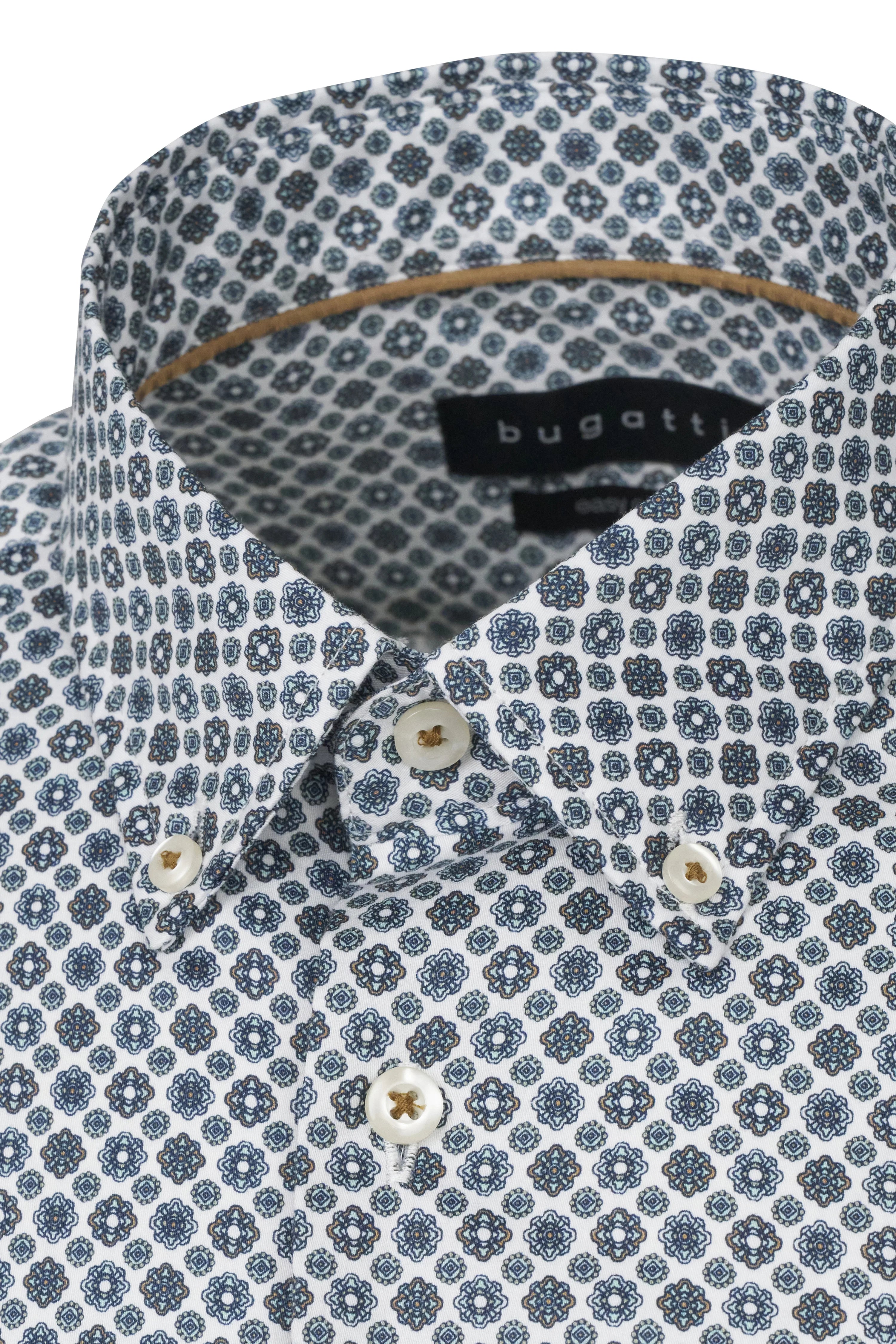 bugatti overhemd, wit-blauw patroon, detailweergave, strijkvrij.