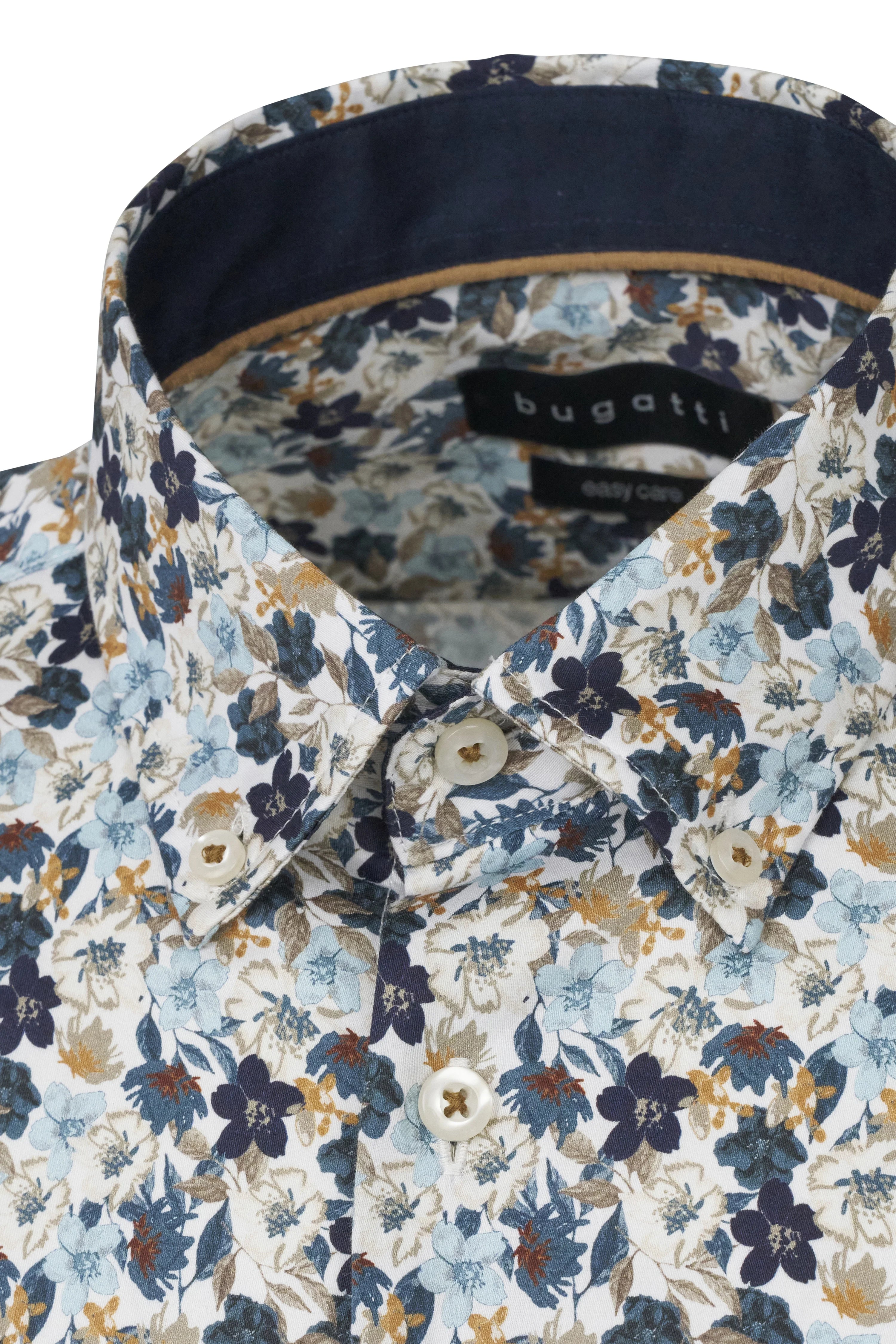 Blauw, beige en wit bloemenhemd van bugatti, buste shot.